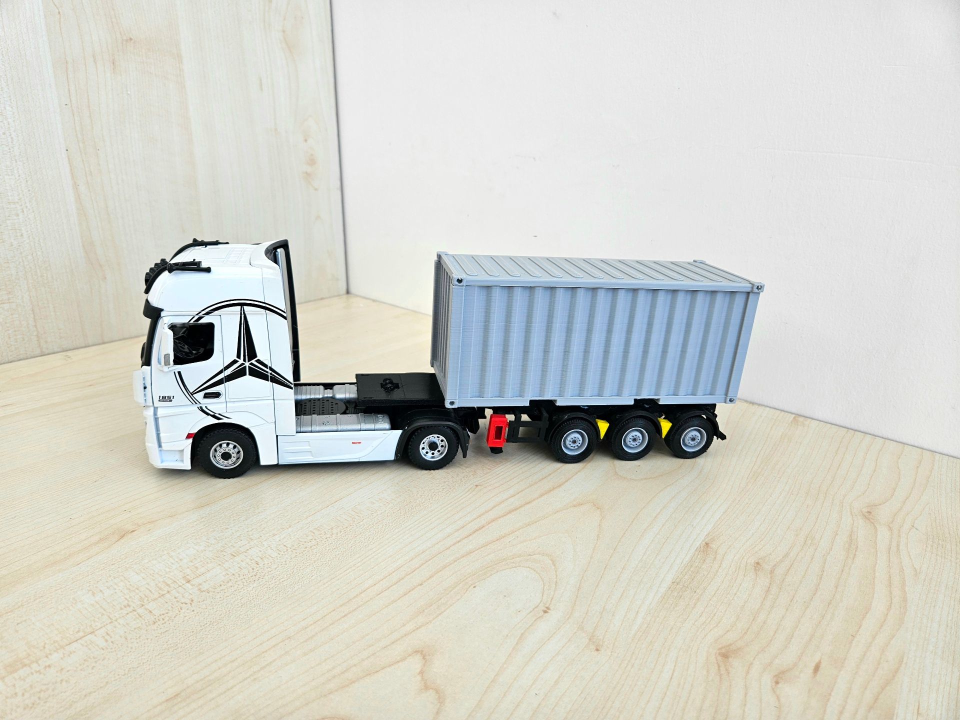 1/36 BEYAZ MERCEDES ACTROS 1851 KALEMLİKLİ KONTEYNER DORSELİ TIR MAKETİ