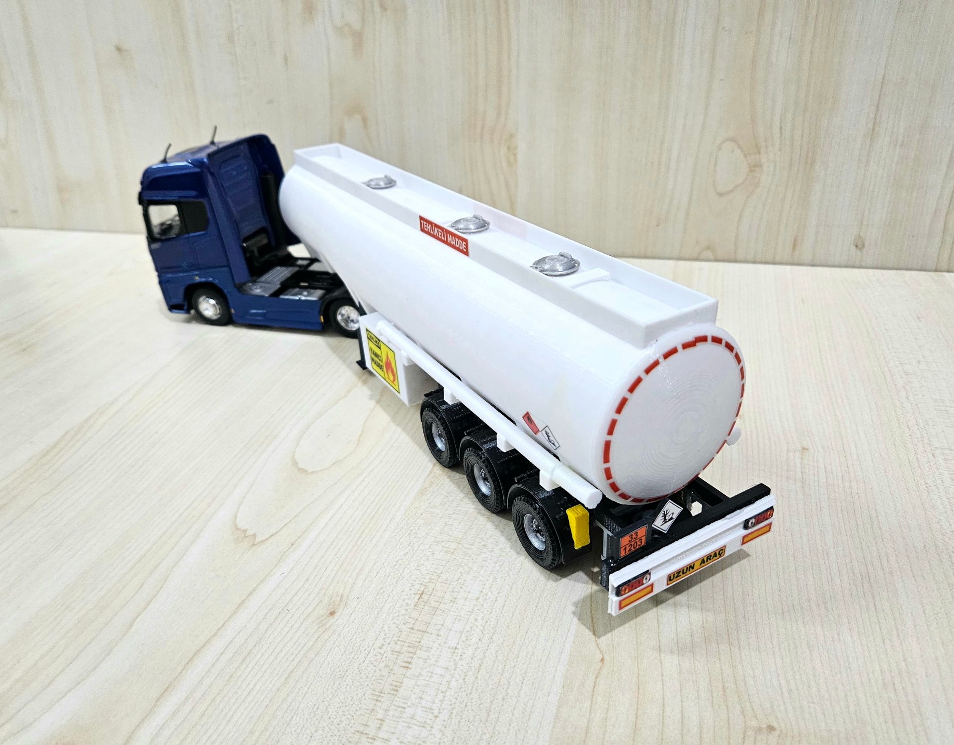 1/36 FORD F-MAX TANKER DORSELİ TIR MAKETİ