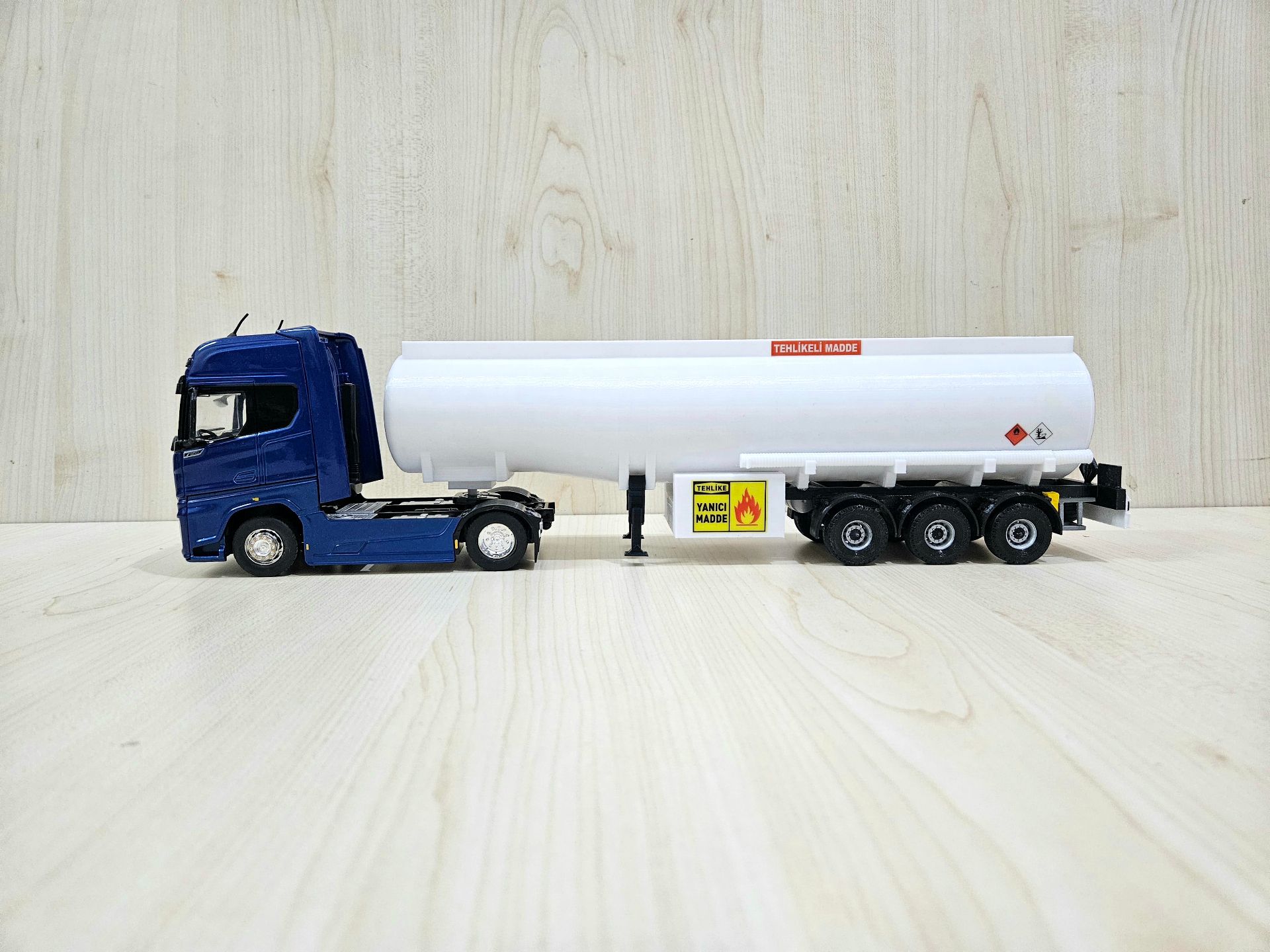 1/36 FORD F-MAX TANKER DORSELİ TIR MAKETİ