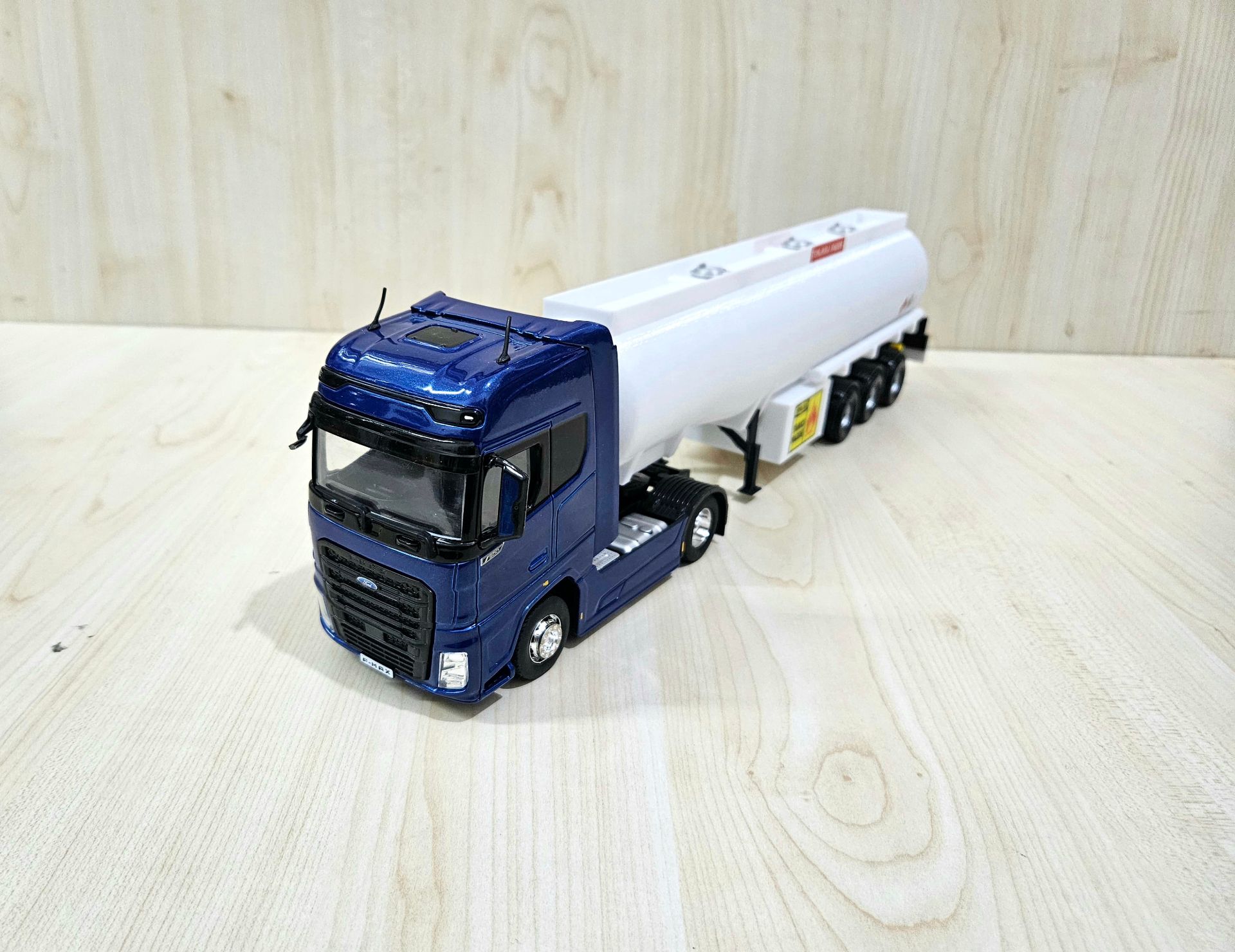 1/36 FORD F-MAX TANKER DORSELİ TIR MAKETİ