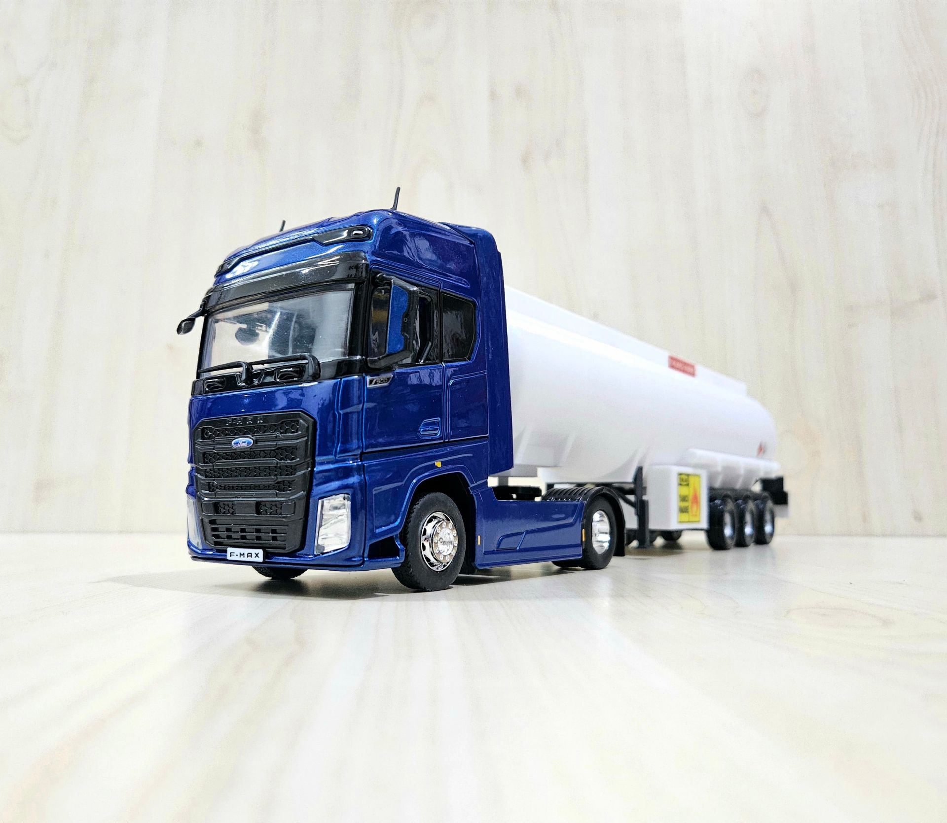 1/36 FORD F-MAX TANKER DORSELİ TIR MAKETİ