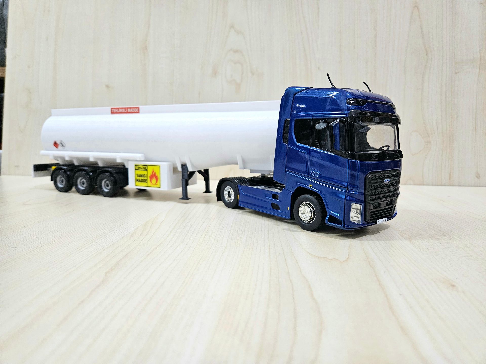 1/36 FORD F-MAX TANKER DORSELİ TIR MAKETİ