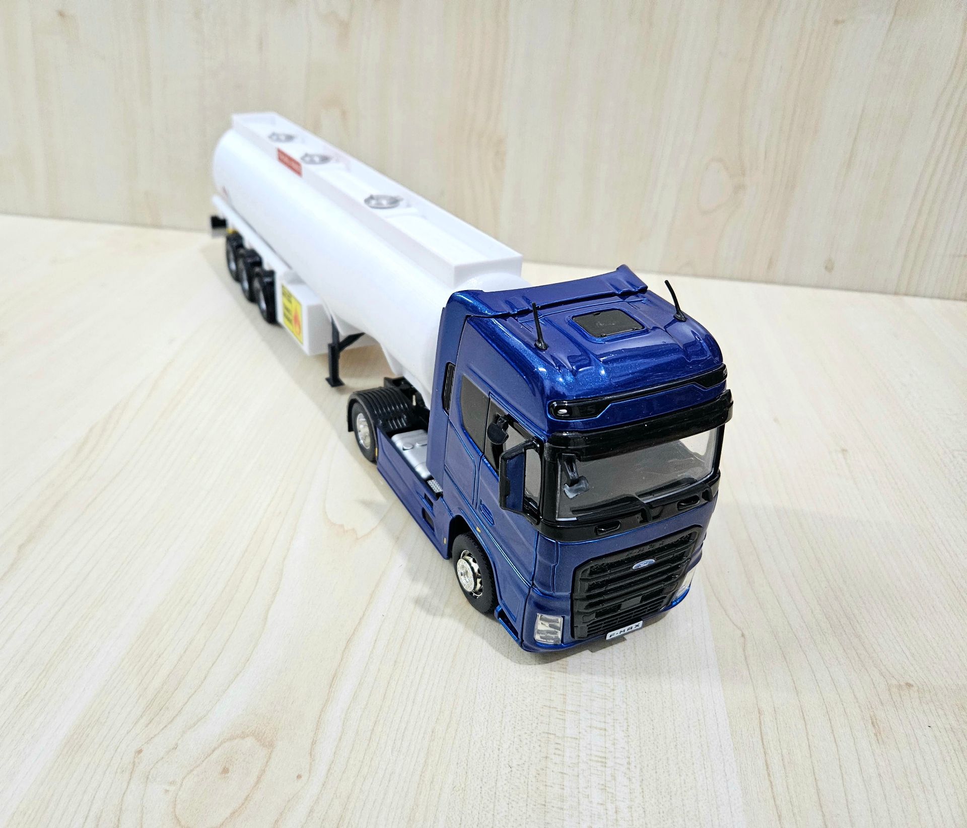 1/36 FORD F-MAX TANKER DORSELİ TIR MAKETİ