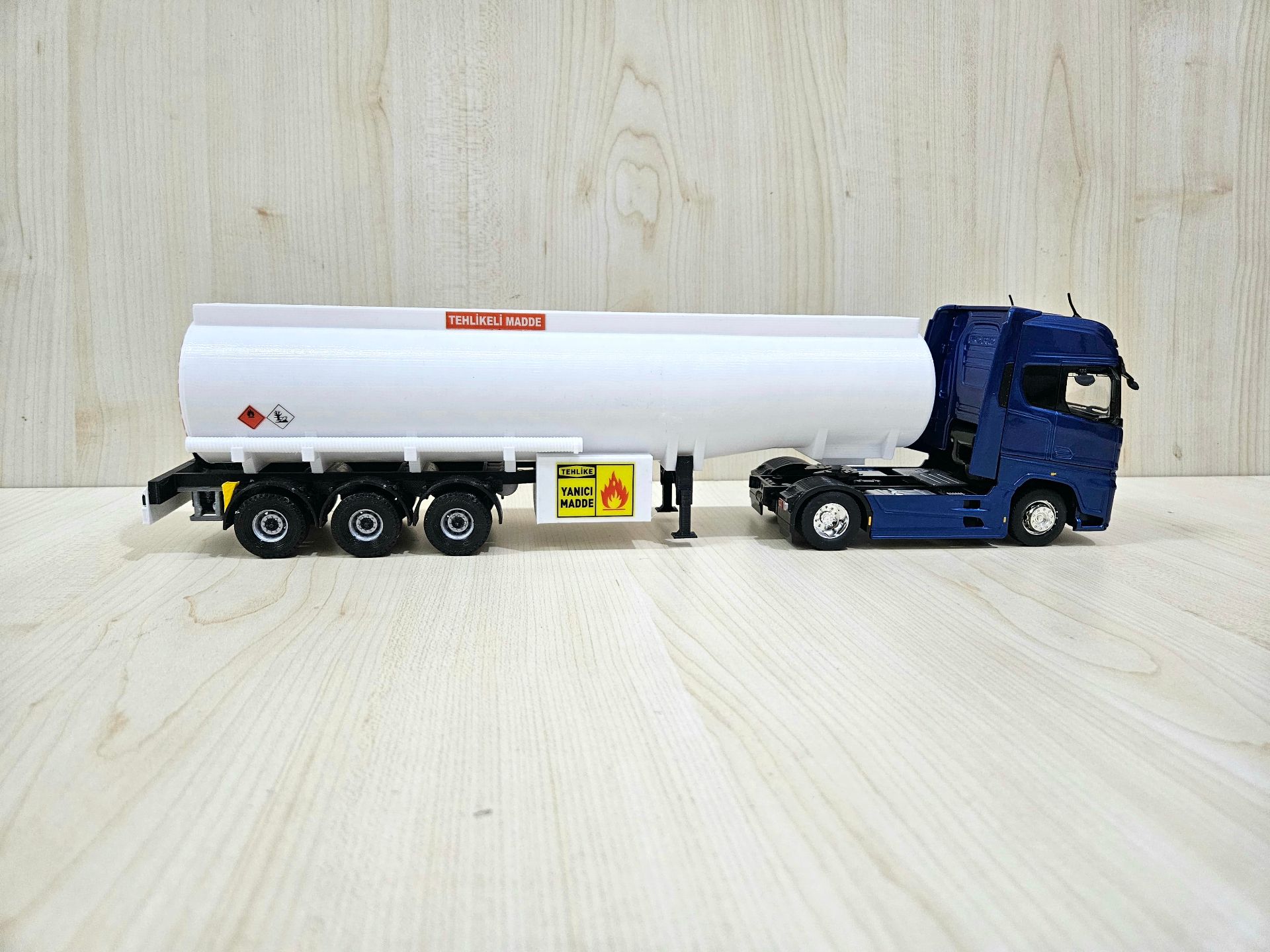 1/36 FORD F-MAX TANKER DORSELİ TIR MAKETİ