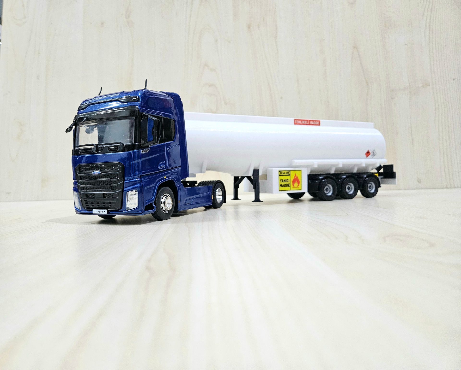 1/36 FORD F-MAX TANKER DORSELİ TIR MAKETİ