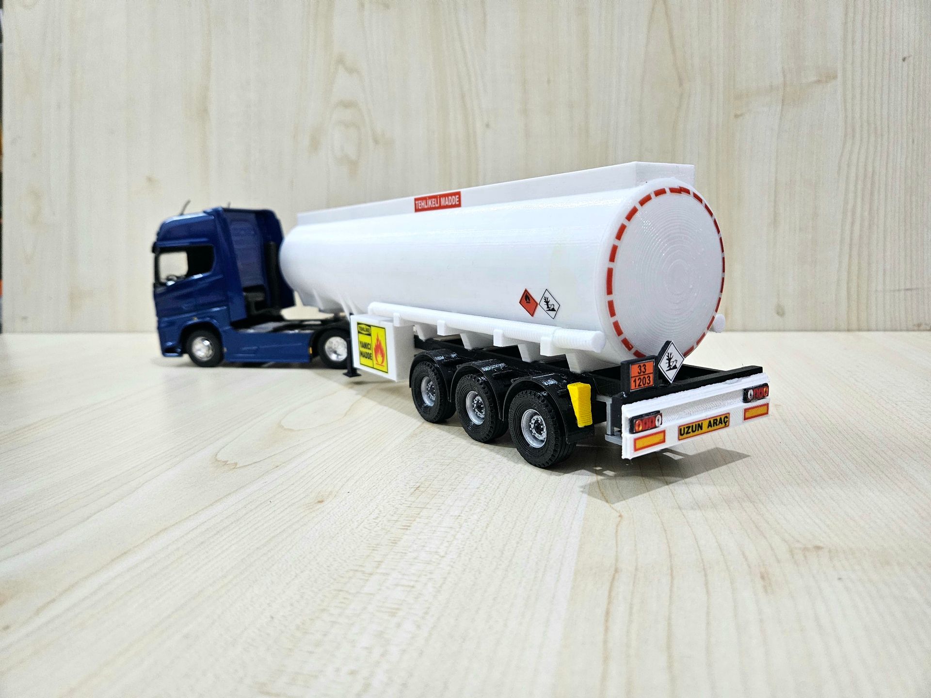 1/36 FORD F-MAX TANKER DORSELİ TIR MAKETİ