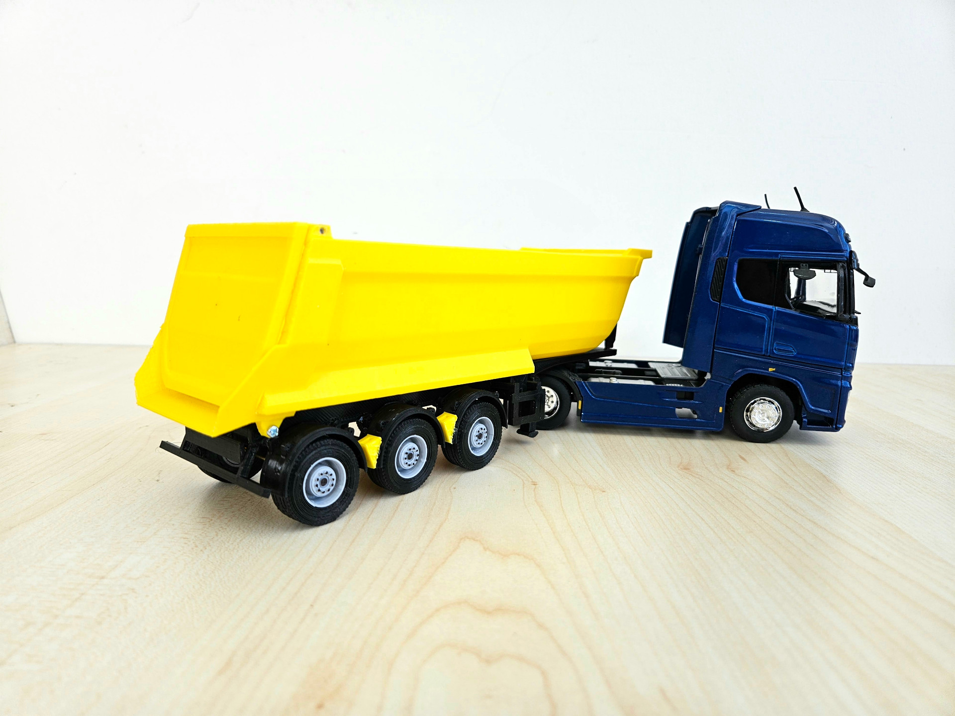 1/36 FORD F-MAX DAMPER DORSELİ TIR MAKETİ