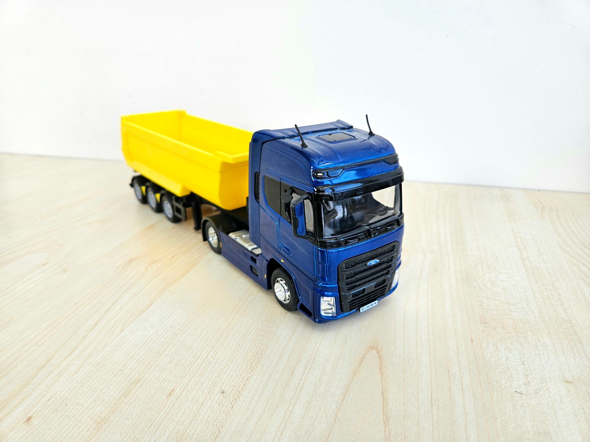 1/36 FORD F-MAX DAMPER DORSELİ TIR MAKETİ