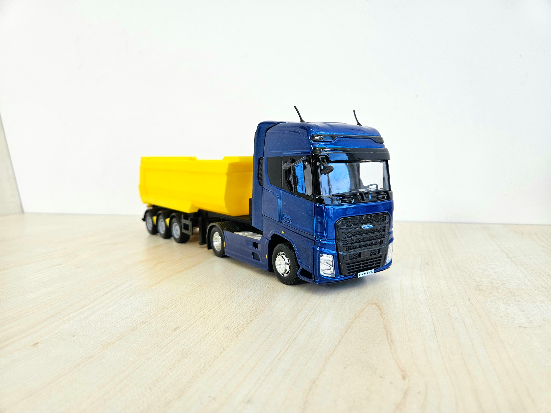 1/36 FORD F-MAX DAMPER DORSELİ TIR MAKETİ