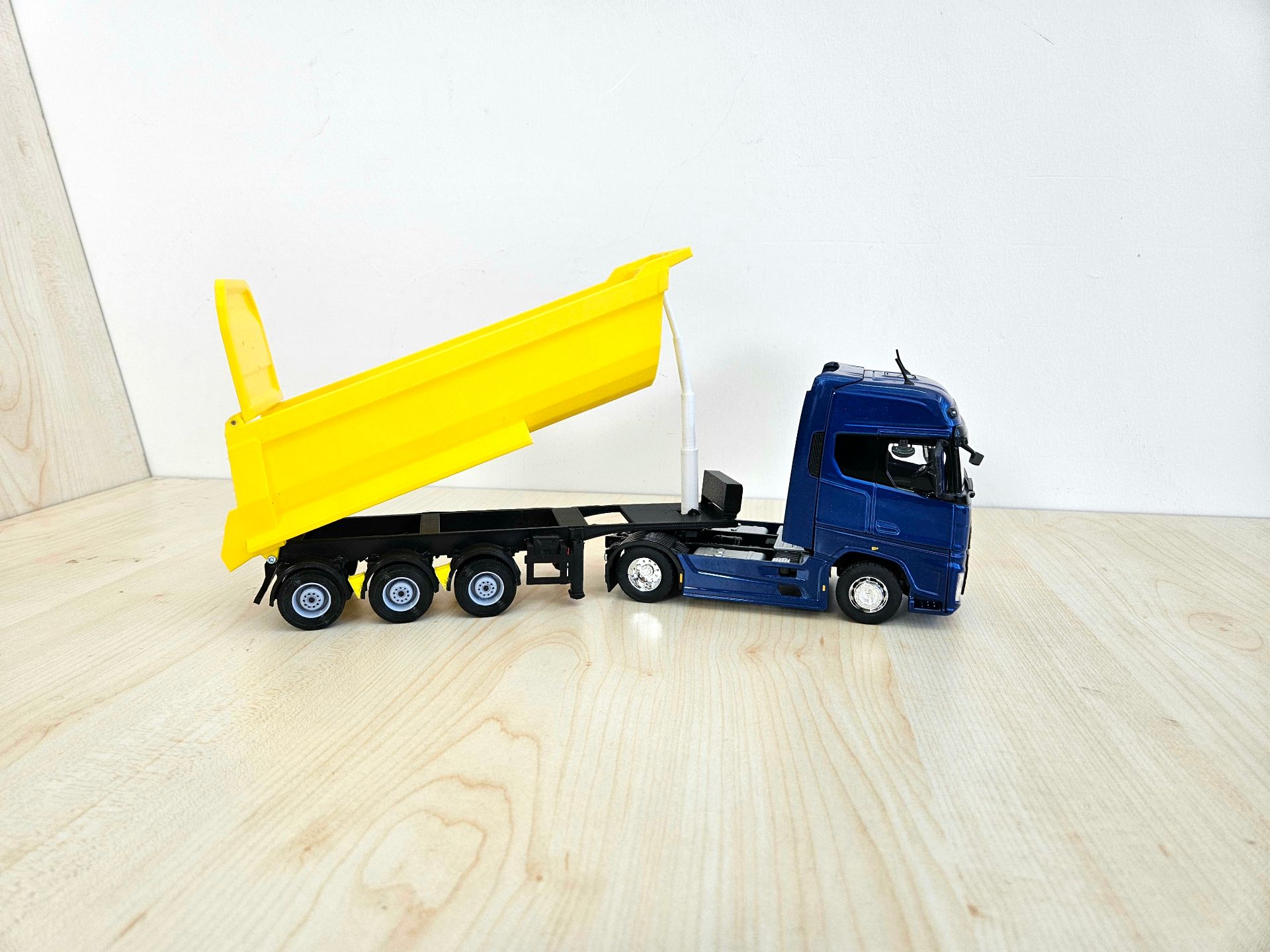 1/36 FORD F-MAX DAMPER DORSELİ TIR MAKETİ