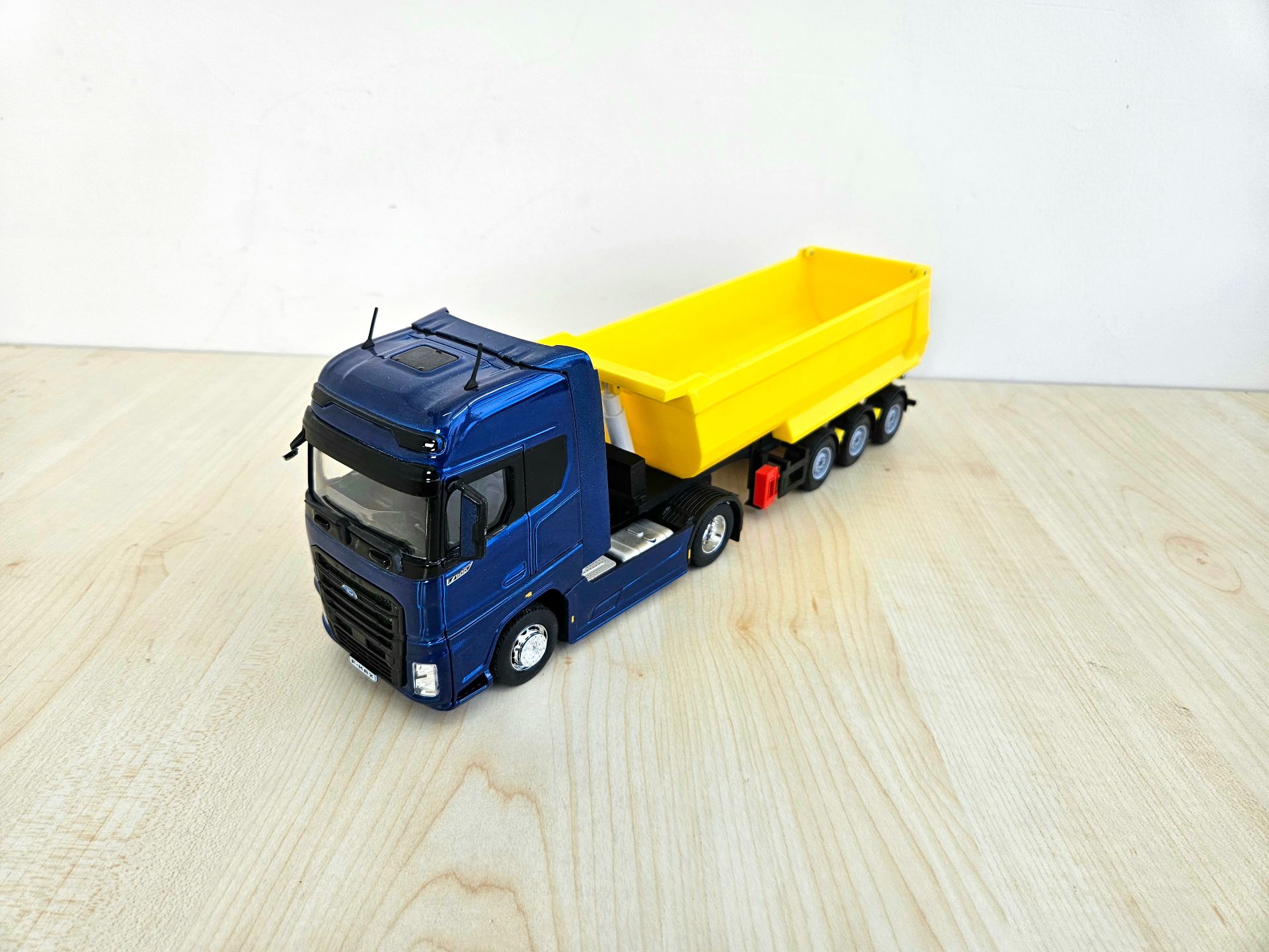 1/36 FORD F-MAX DAMPER DORSELİ TIR MAKETİ