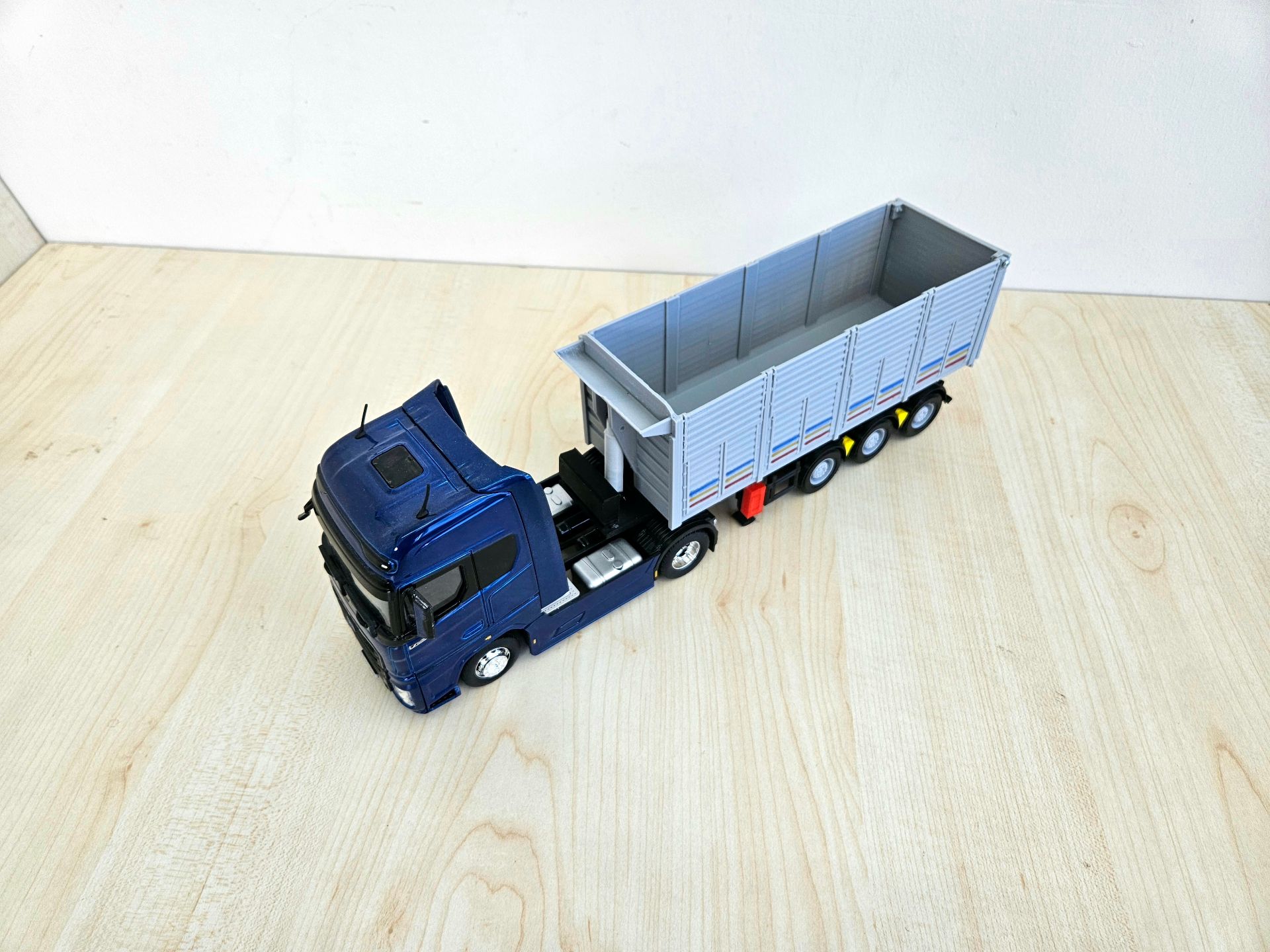 1/36 FORD F-MAX KAPAKLI DAMPER DORSELİ TIR MAKETİ