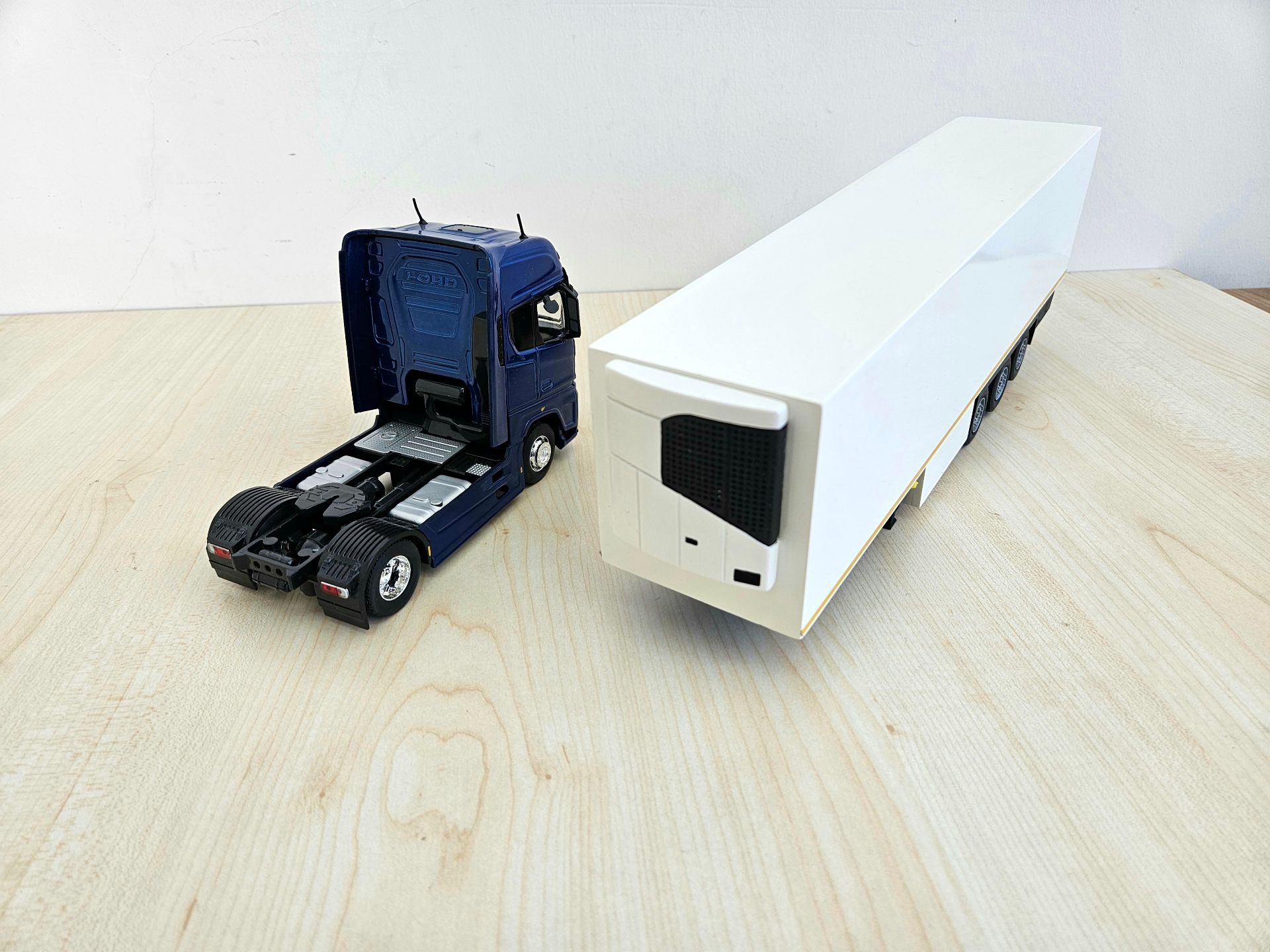 1/36 FORD F-MAX FRİGO DORSELİ TIR MAKETİ