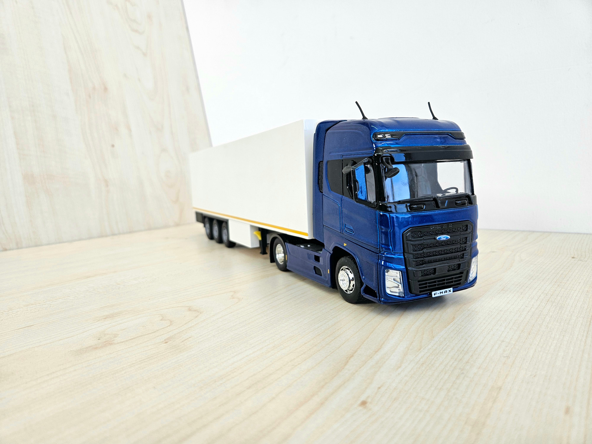 1/36 FORD F-MAX FRİGO DORSELİ TIR MAKETİ