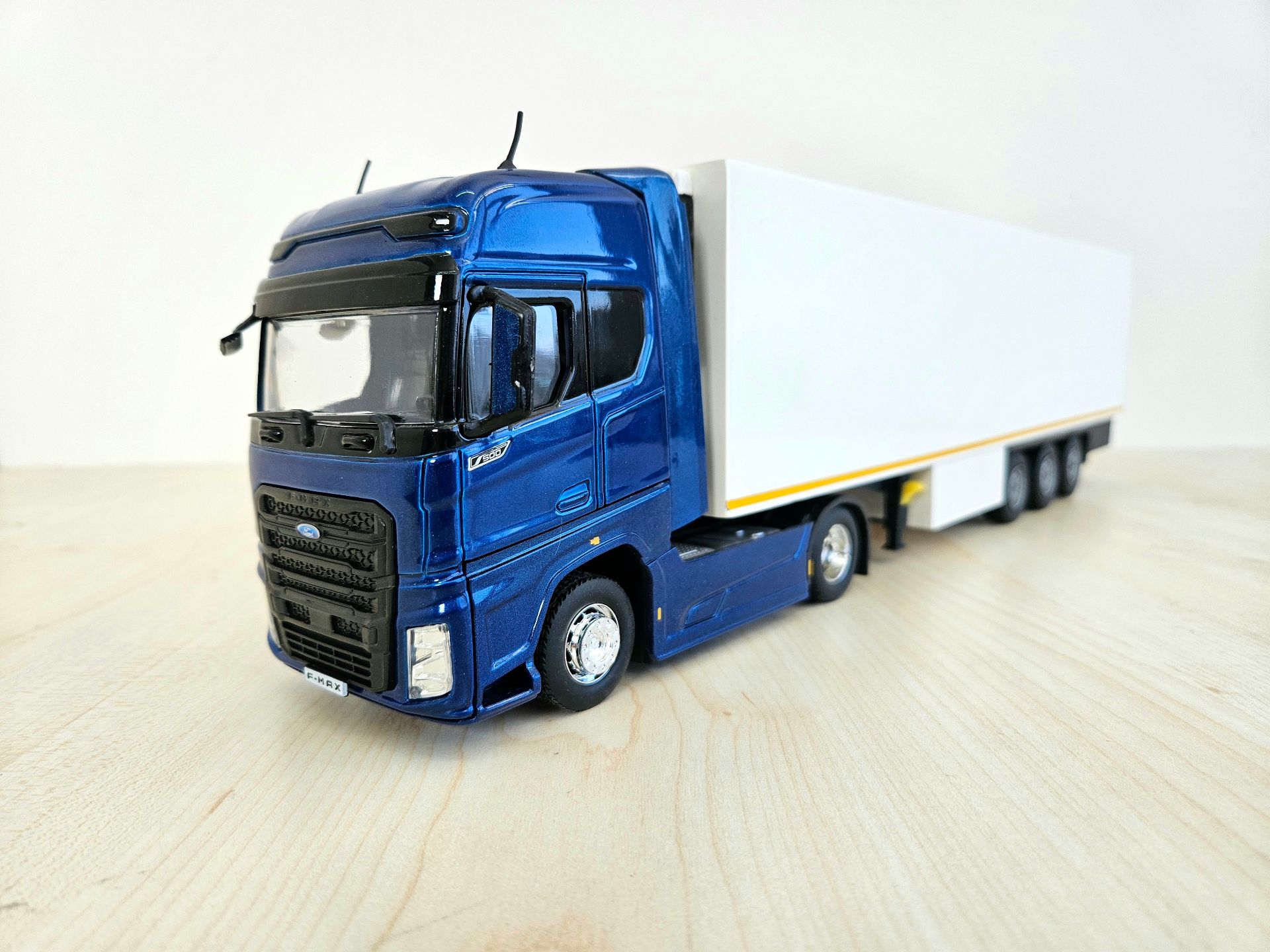 1/36 FORD F-MAX FRİGO DORSELİ TIR MAKETİ
