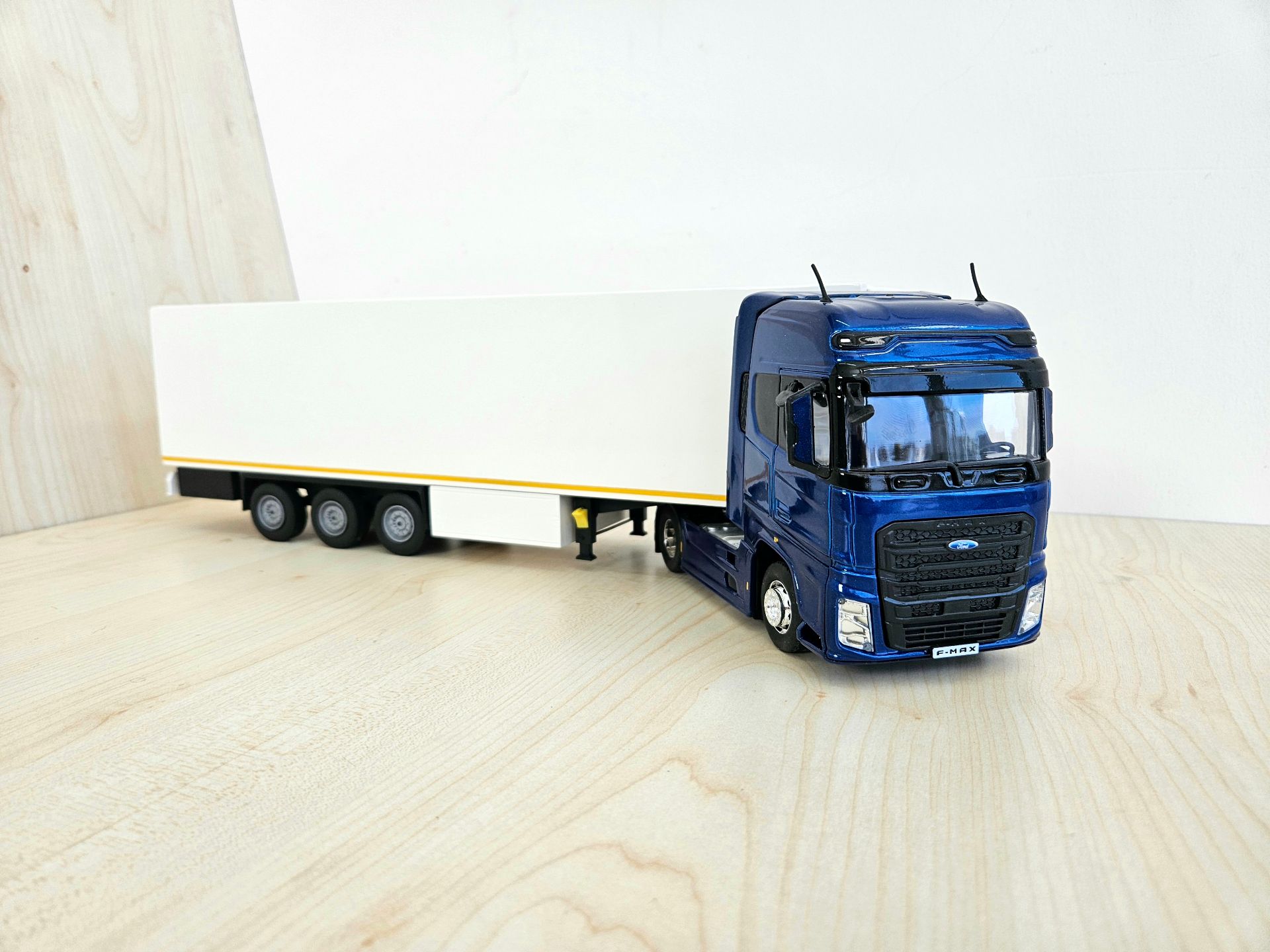 1/36 FORD F-MAX FRİGO DORSELİ TIR MAKETİ