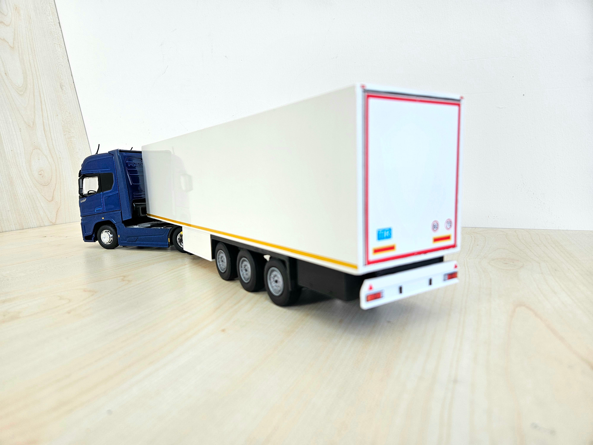 1/36 FORD F-MAX FRİGO DORSELİ TIR MAKETİ