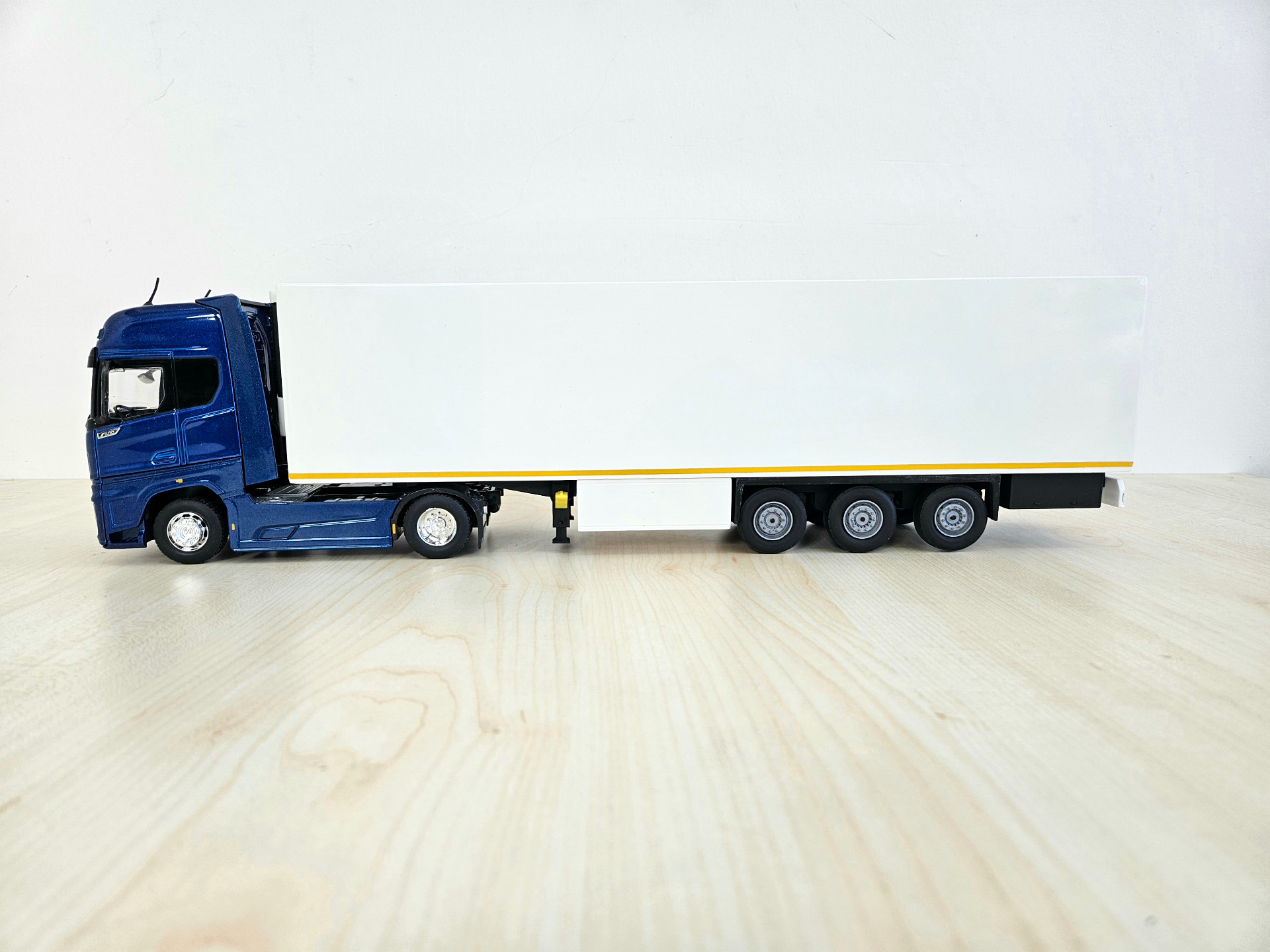 1/36 FORD F-MAX FRİGO DORSELİ TIR MAKETİ