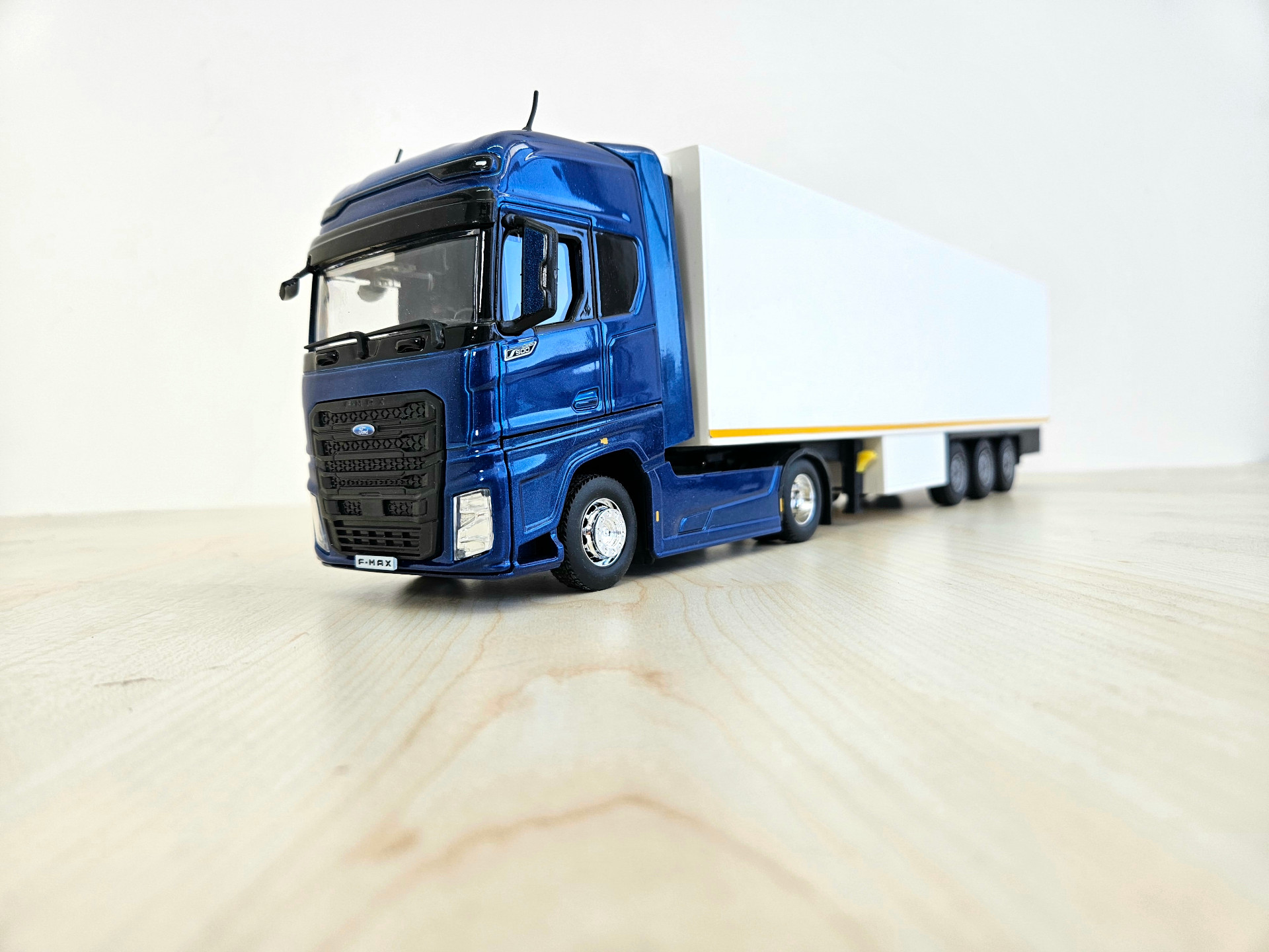 1/36 FORD F-MAX FRİGO DORSELİ TIR MAKETİ