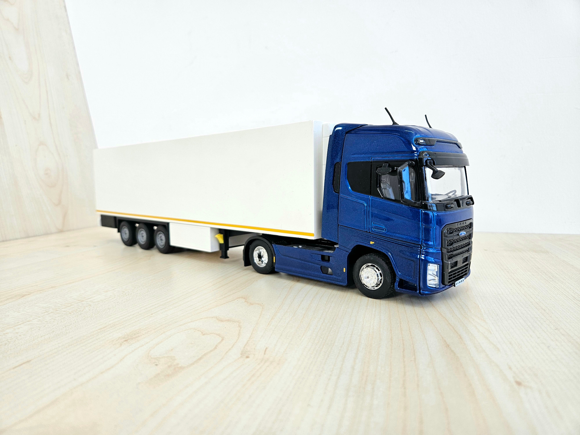 1/36 FORD F-MAX FRİGO DORSELİ TIR MAKETİ