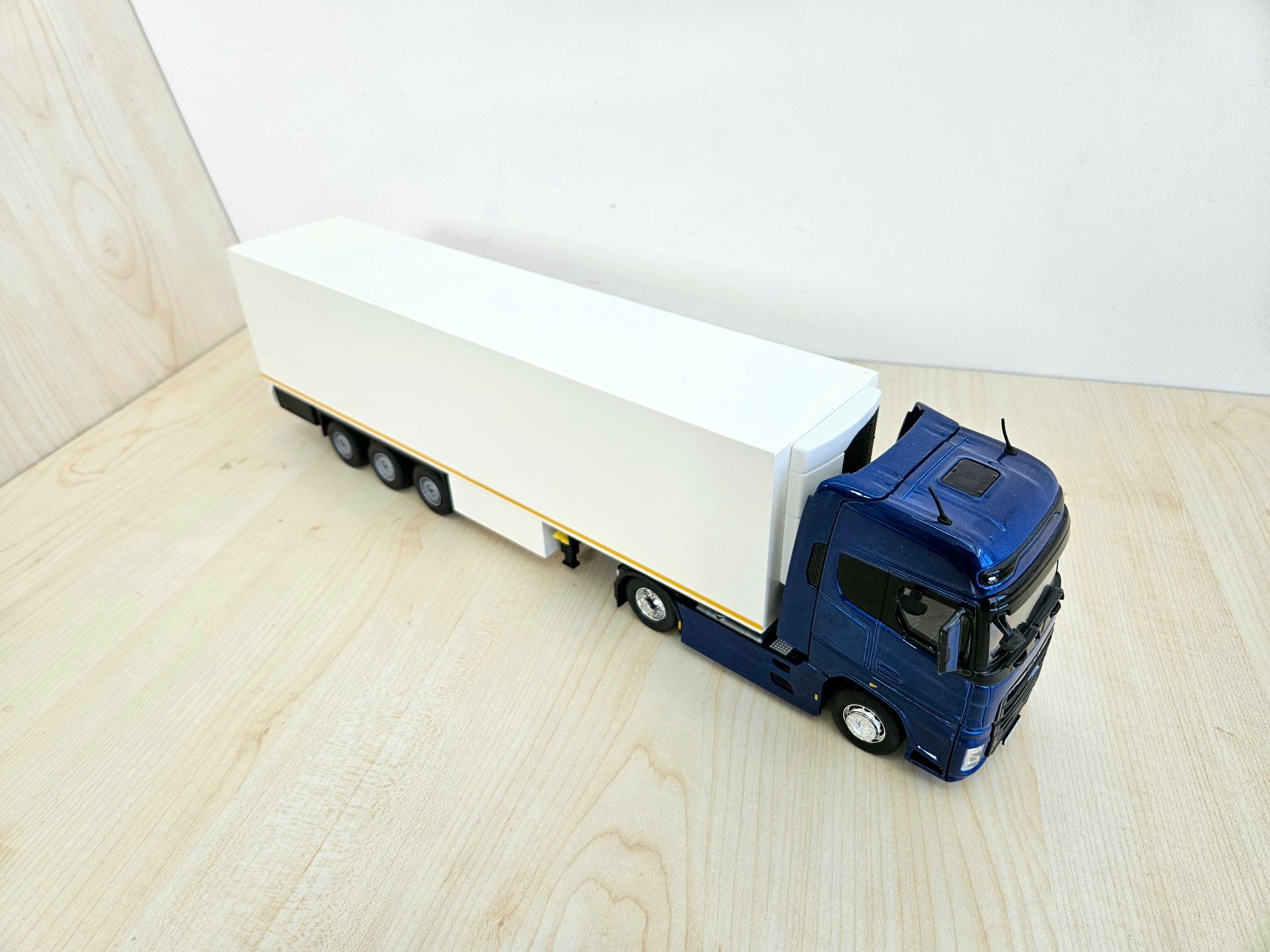 1/36 FORD F-MAX FRİGO DORSELİ TIR MAKETİ