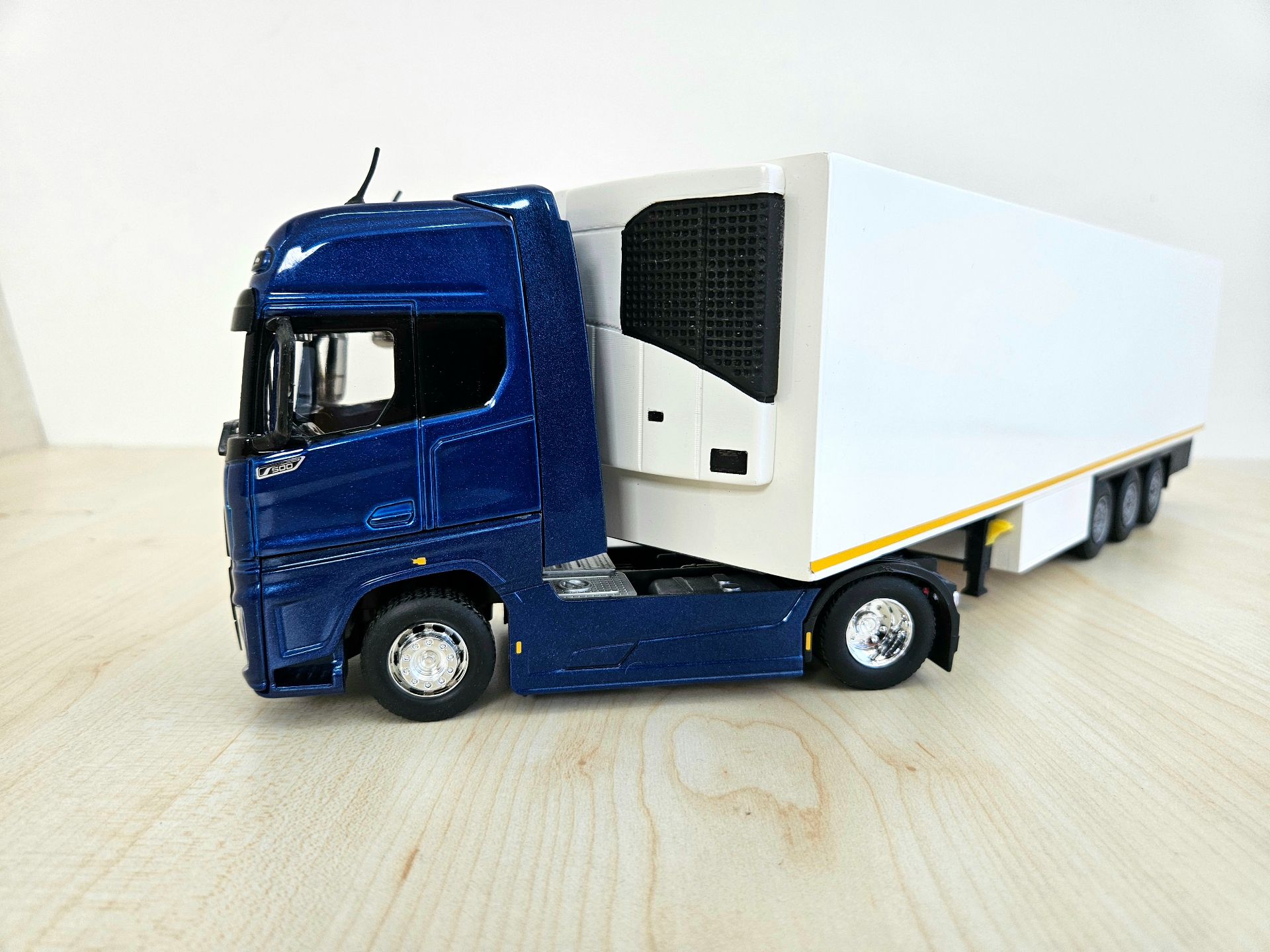 1/36 FORD F-MAX FRİGO DORSELİ TIR MAKETİ