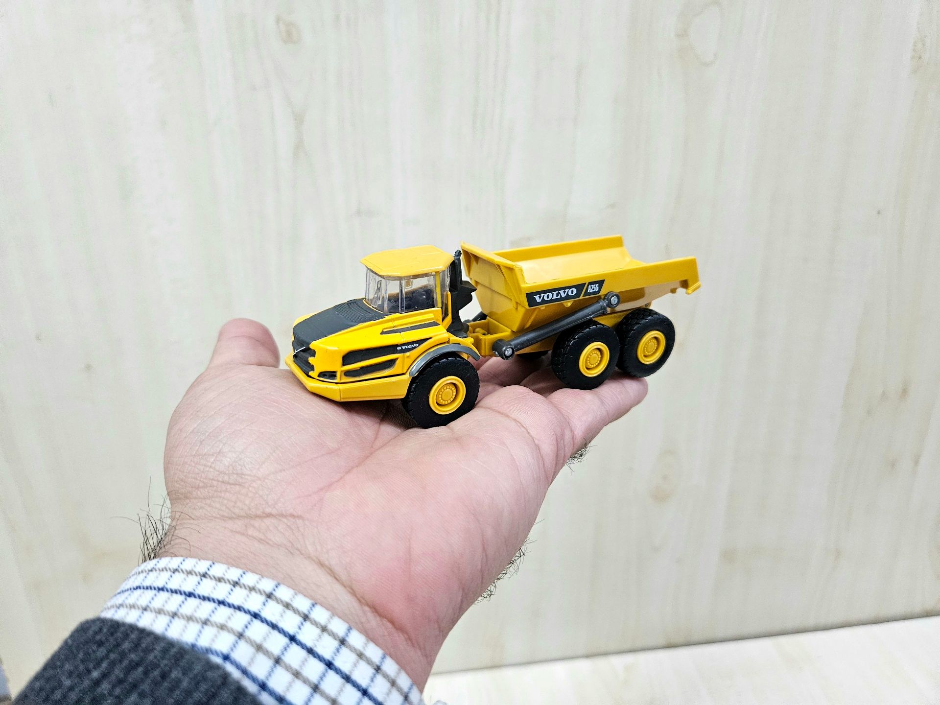1/64 VOLVO A25G BELDEN KIRMA MADEN KAMYONU