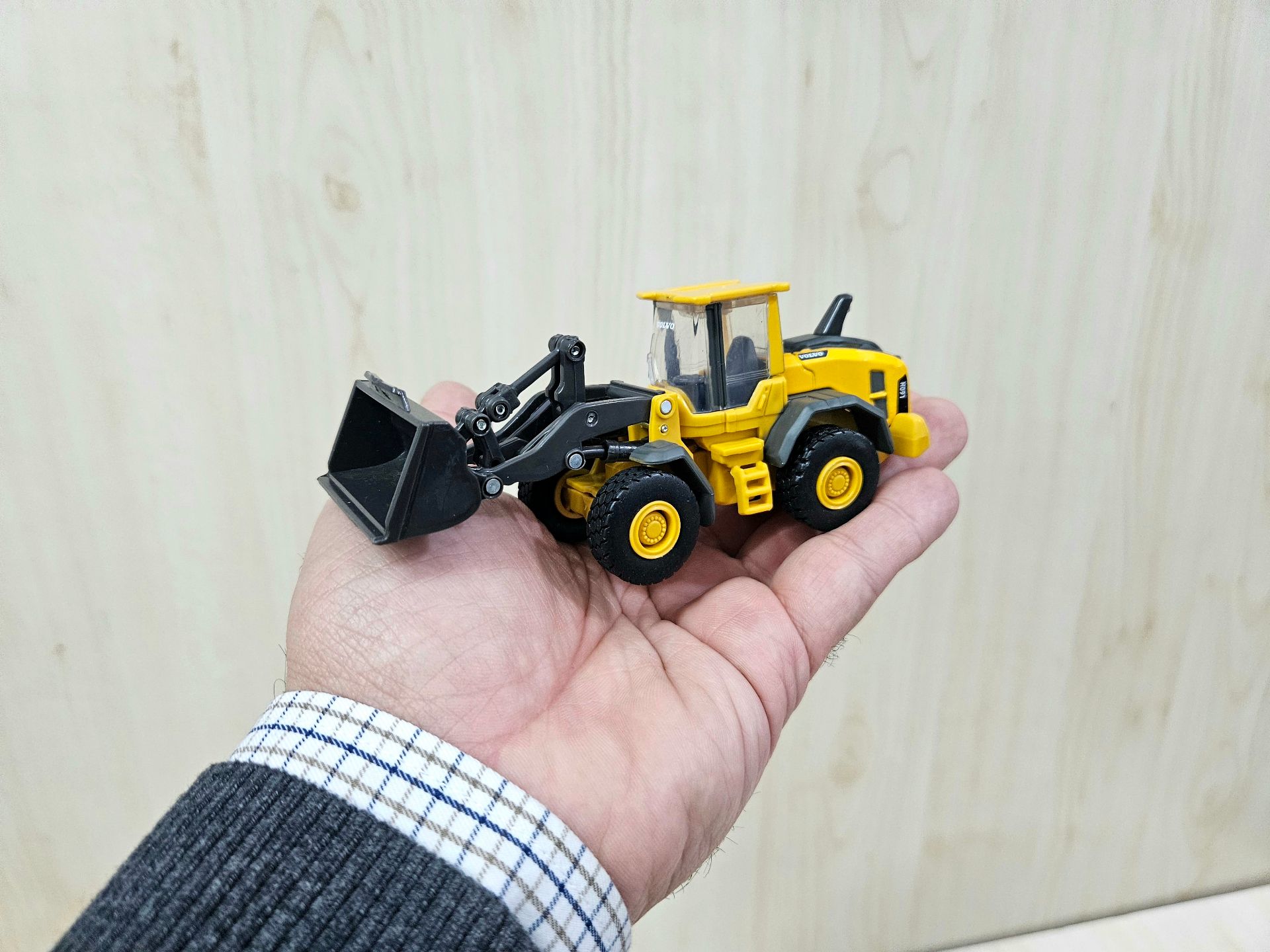 1/64 VOLVO L60H LODER YÜKLEYİCİ MAKETİ