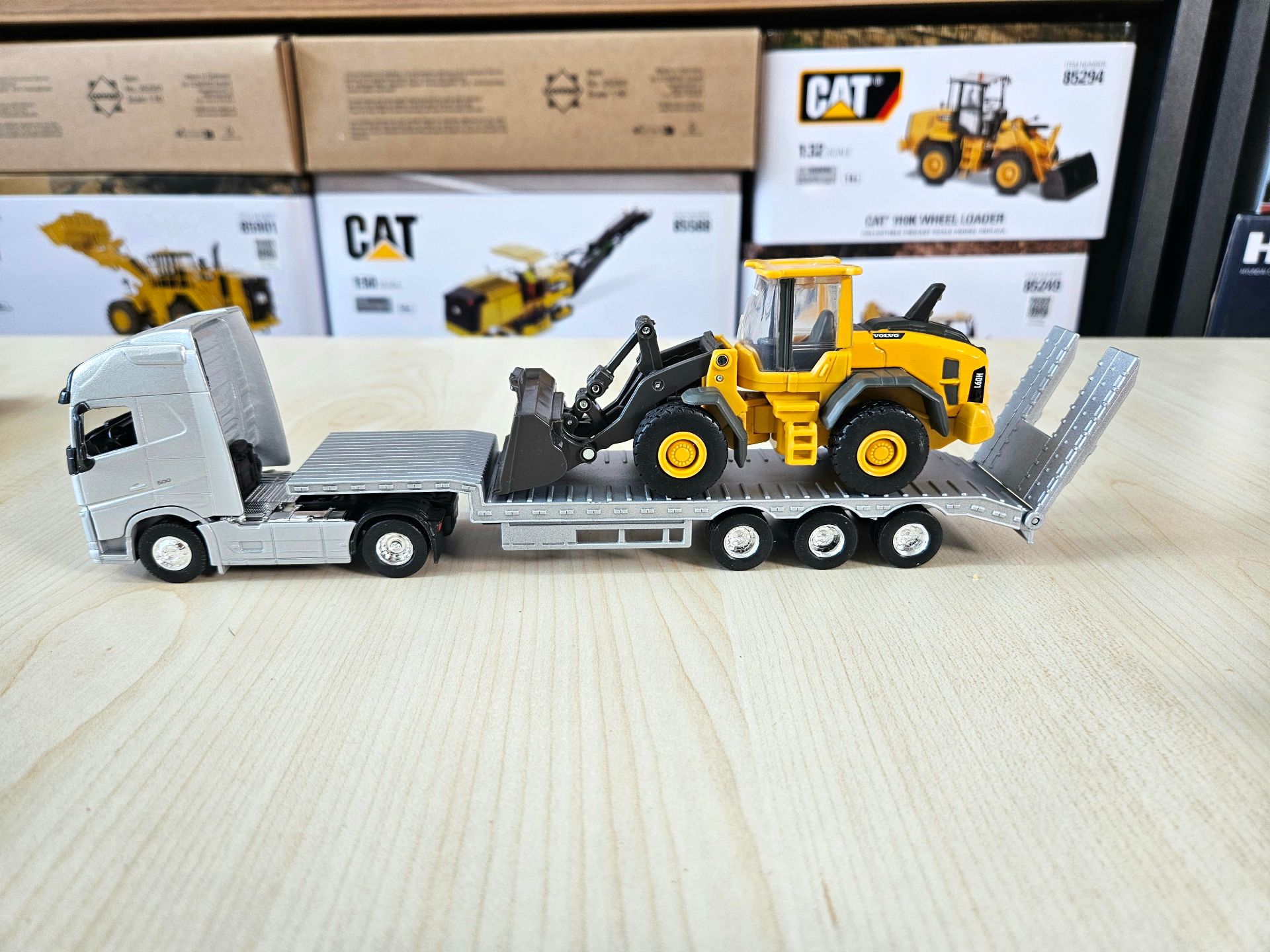 1/64 VOLVO L60H LODER YÜKLEYİCİ MAKETİ