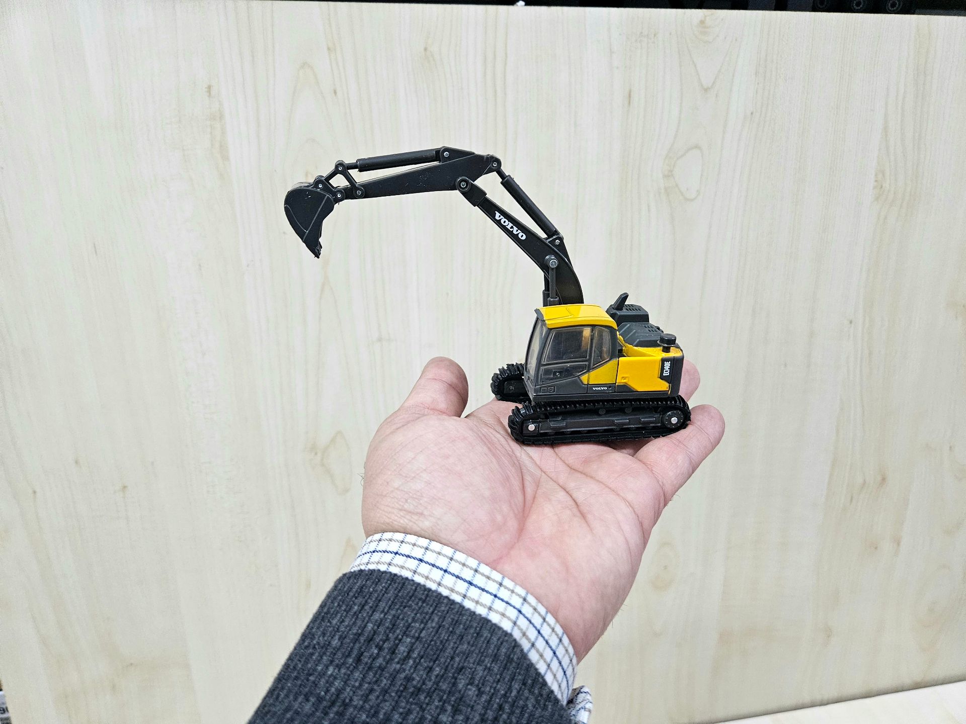 1/64 VOLVO EC140E EKSKAVATÖR MAKETİ