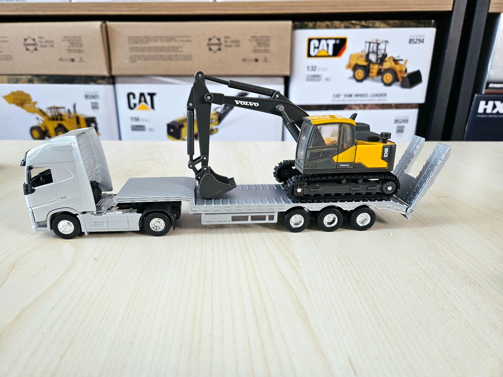 1/64 VOLVO EC140E EKSKAVATÖR MAKETİ