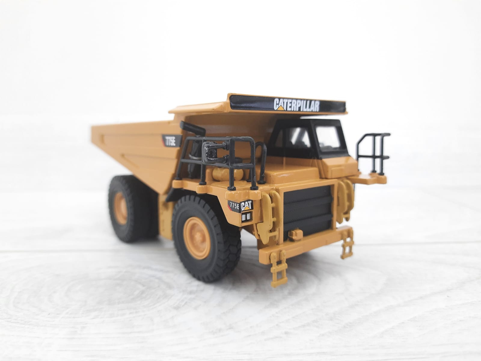 1/64 CAT 775E MADEN KAMYONU MAKETİ DM85696