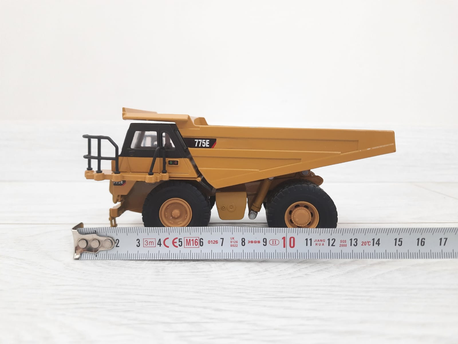 1/64 CAT 775E MADEN KAMYONU MAKETİ DM85696