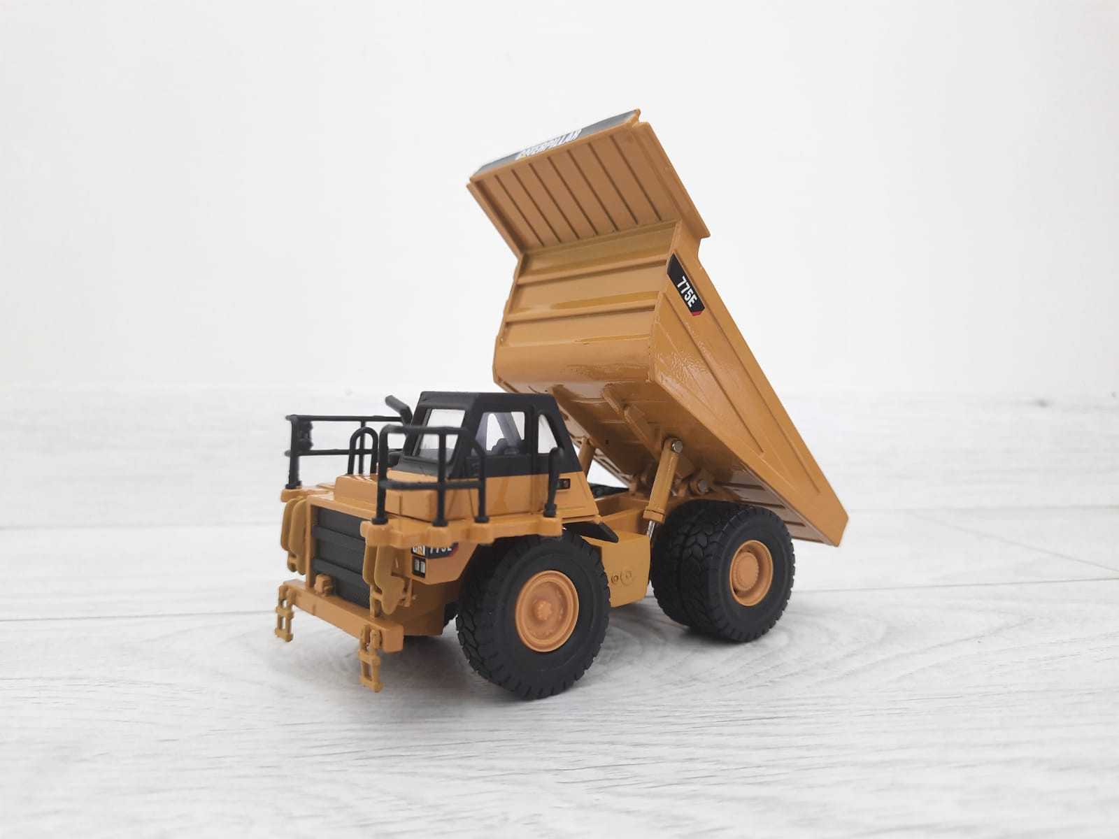 1/64 CAT 775E MADEN KAMYONU MAKETİ DM85696