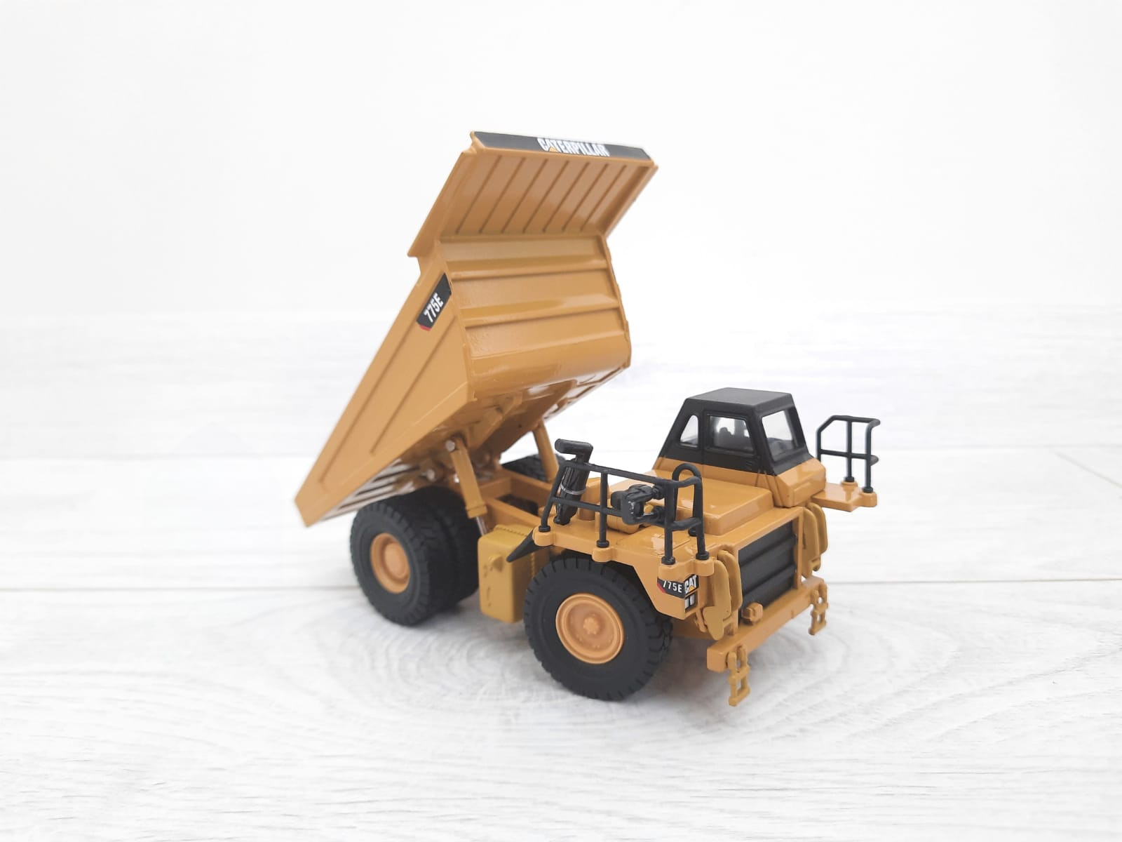 1/64 CAT 775E MADEN KAMYONU MAKETİ DM85696
