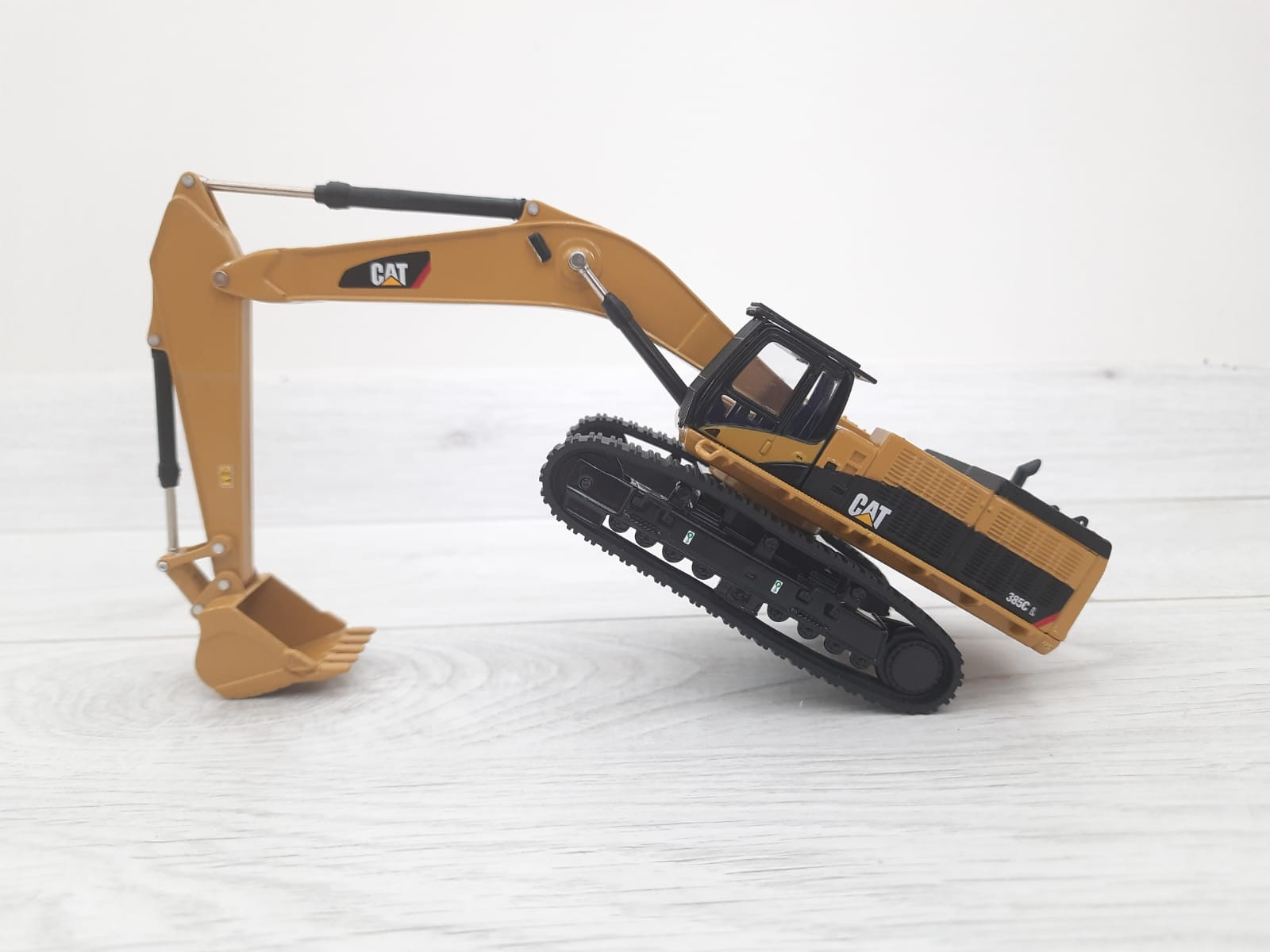 1/64 CAT 385C EKSKAVATÖR MAKETİ DM85694
