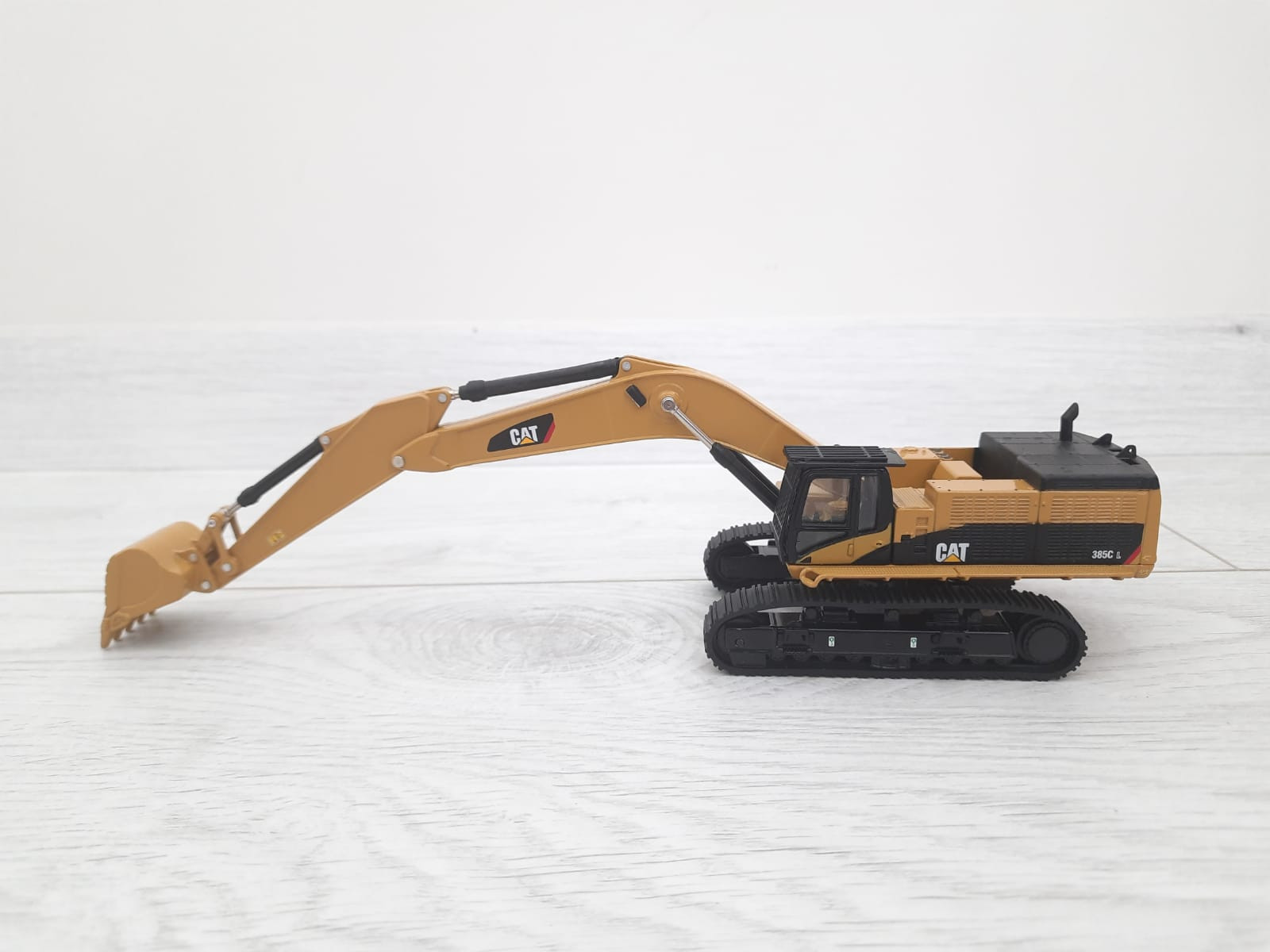1/64 CAT 385C EKSKAVATÖR MAKETİ DM85694