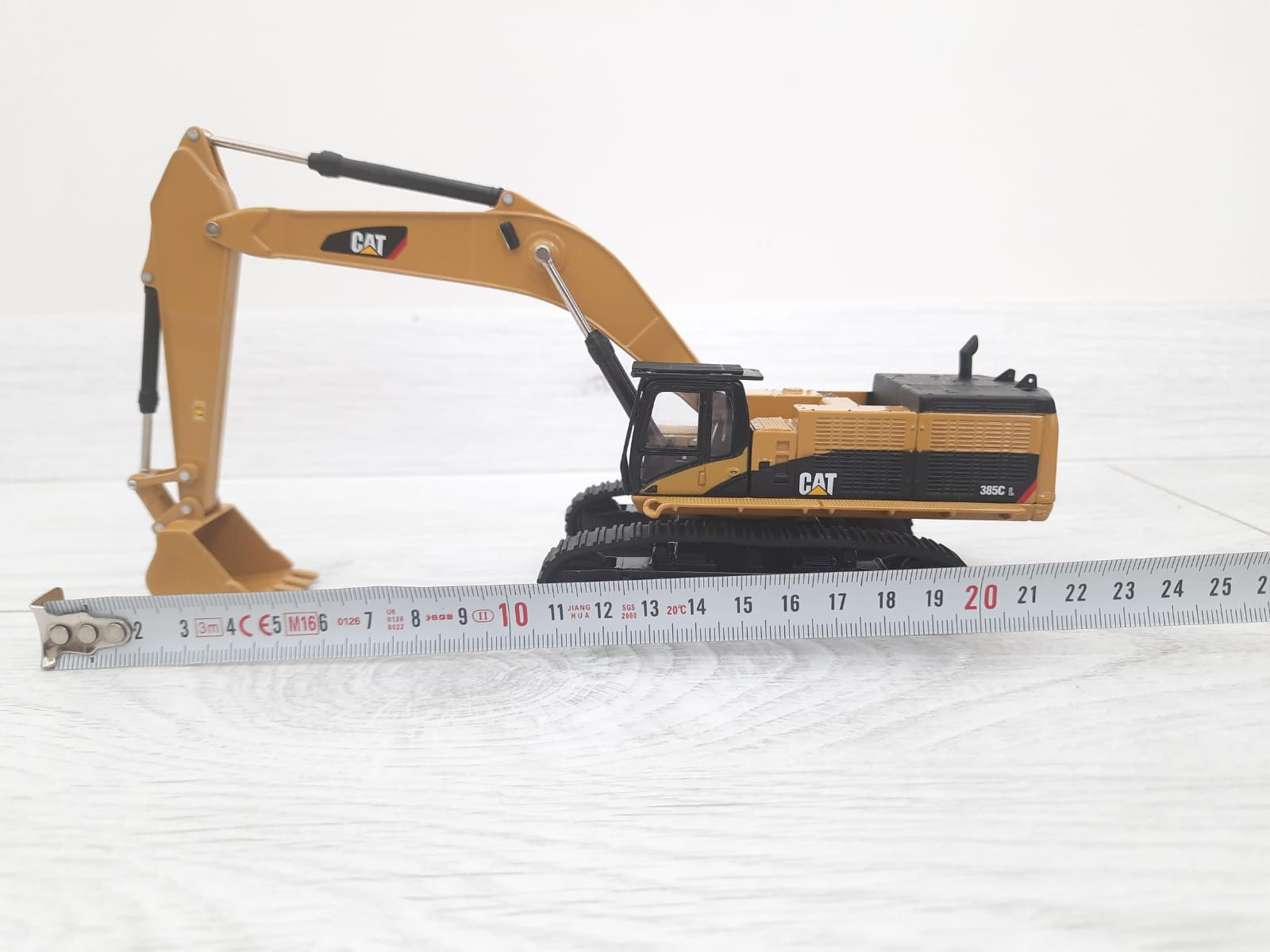 1/64 CAT 385C EKSKAVATÖR MAKETİ DM85694