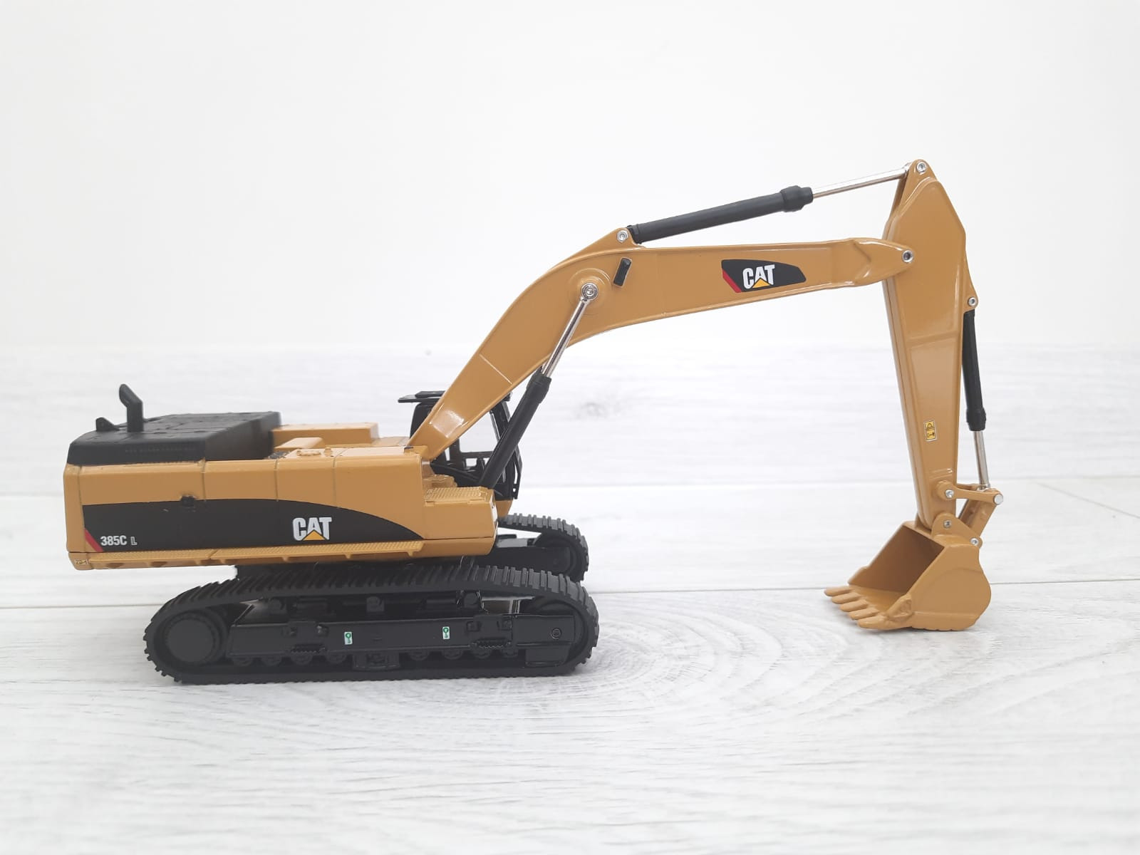 1/64 CAT 385C EKSKAVATÖR MAKETİ DM85694