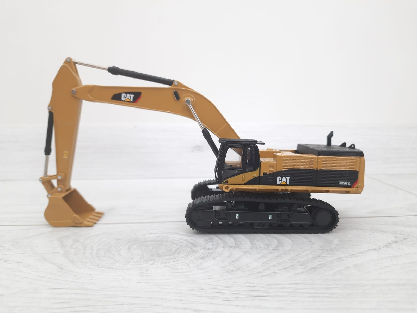 1/64 CAT 385C EKSKAVATÖR MAKETİ DM85694