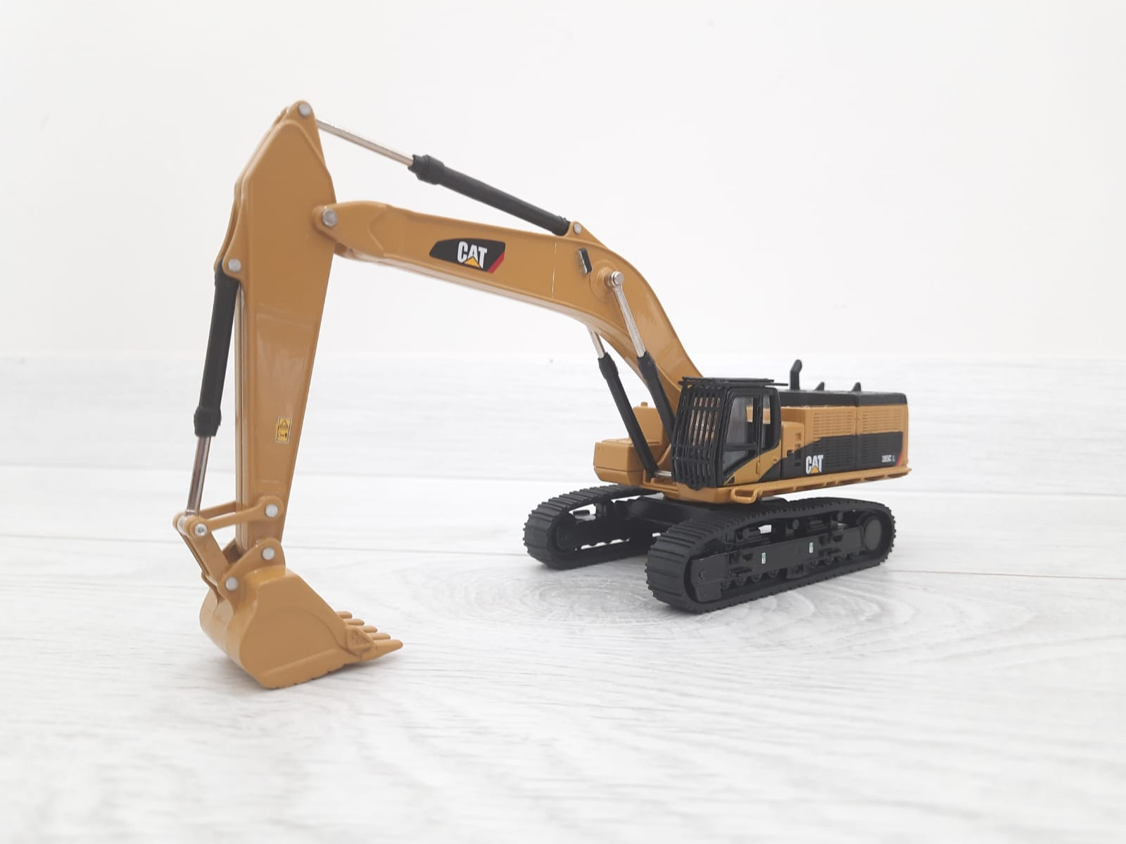 1/64 CAT 385C EKSKAVATÖR MAKETİ DM85694