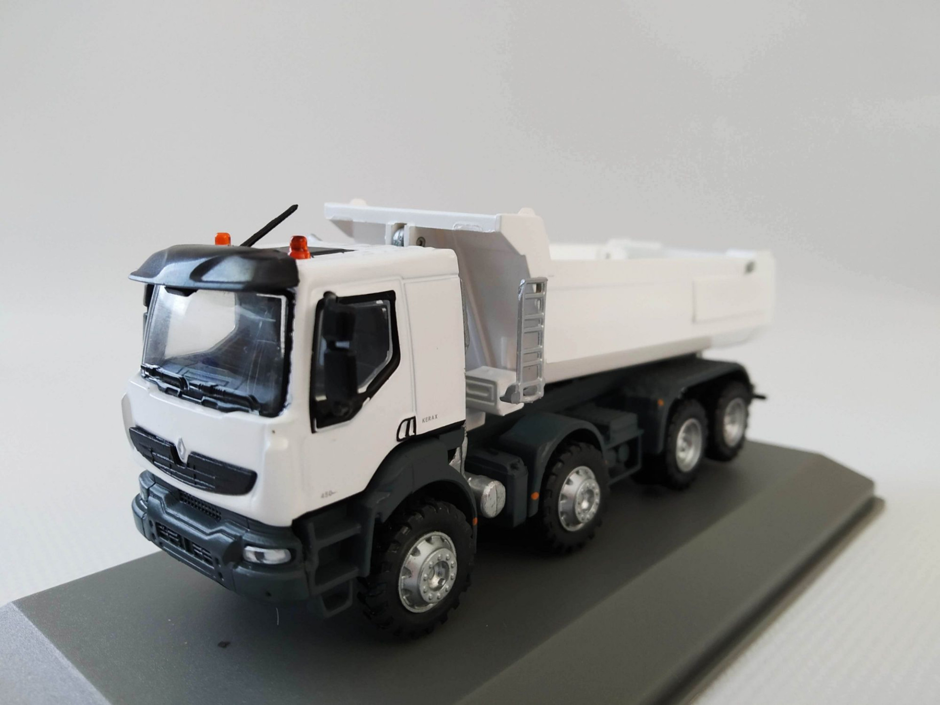 1/72 RENAULT KERAX 8X4 DAMPERLİ KAMYON MAKETİ