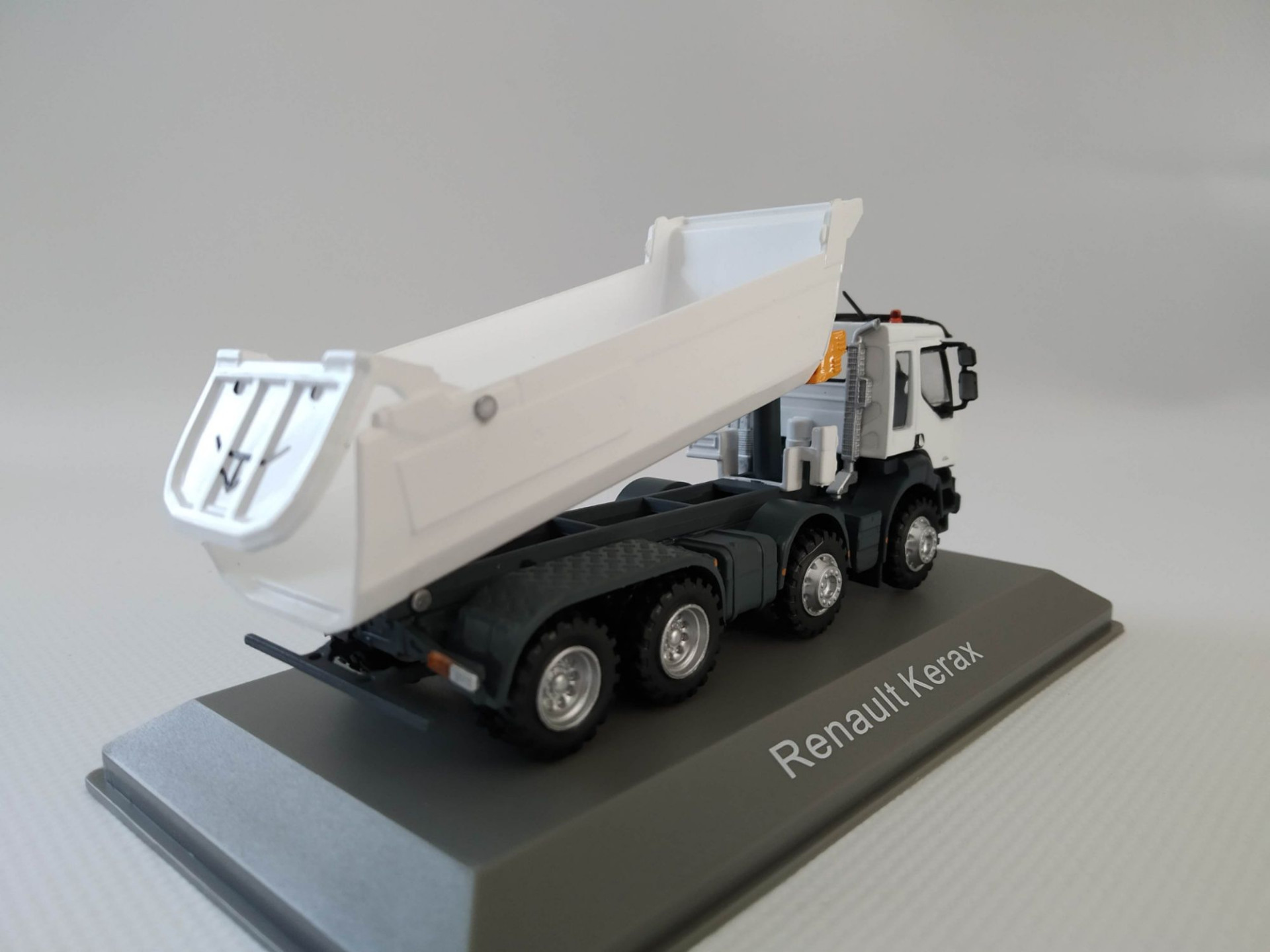 1/72 RENAULT KERAX 8X4 DAMPERLİ KAMYON MAKETİ