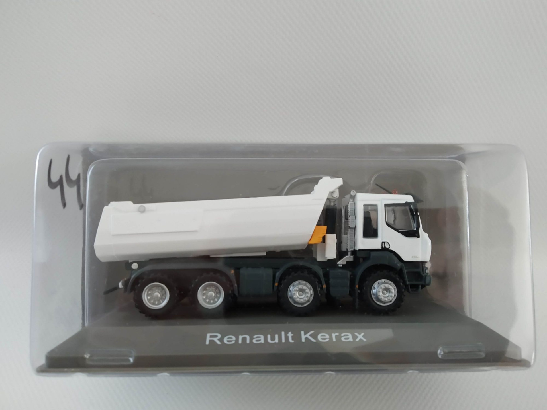 1/72 RENAULT KERAX 8X4 DAMPERLİ KAMYON MAKETİ