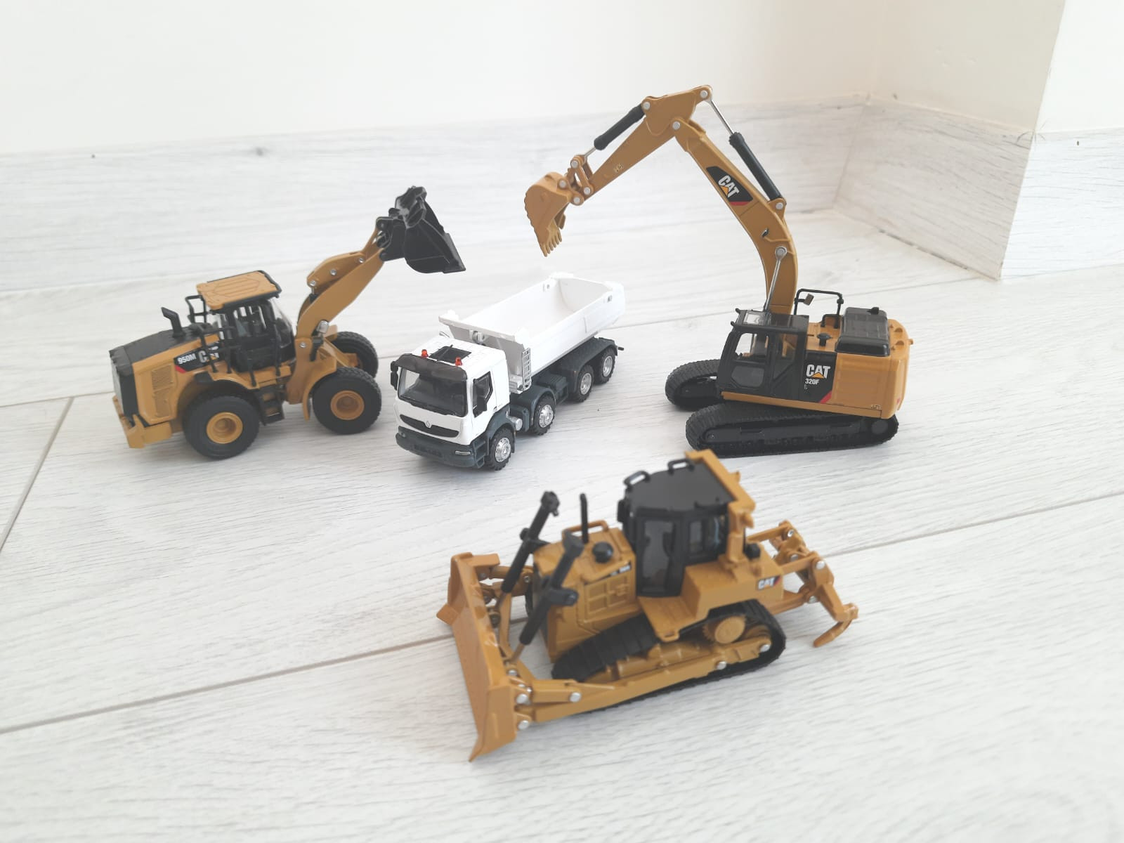 1/72 RENAULT KERAX 8X4 DAMPERLİ KAMYON MAKETİ