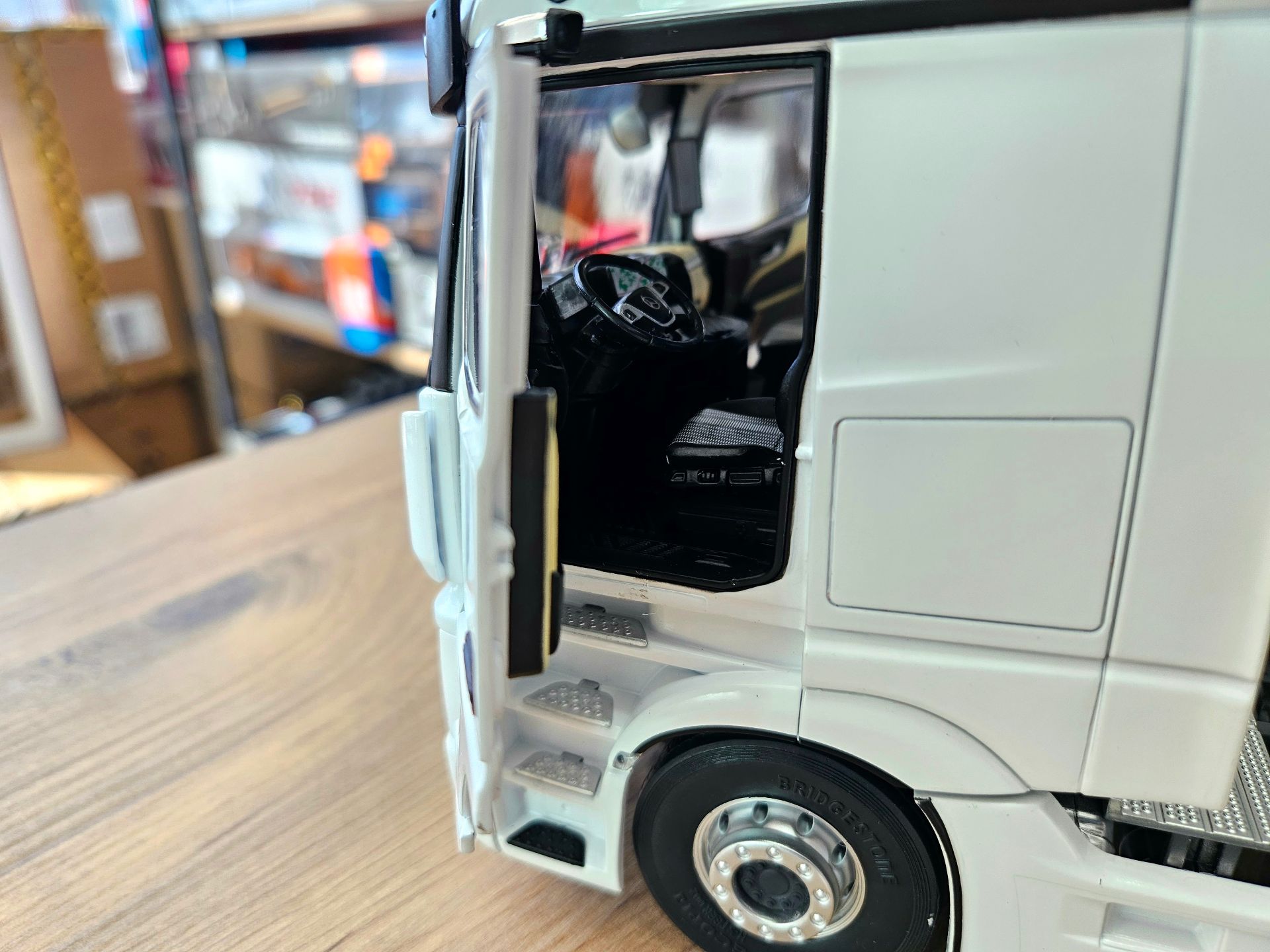 1/24 BEYAZ MERCEDES ACTROS MP5 1853 FRIGO DORSELİ TIR MAKETİ