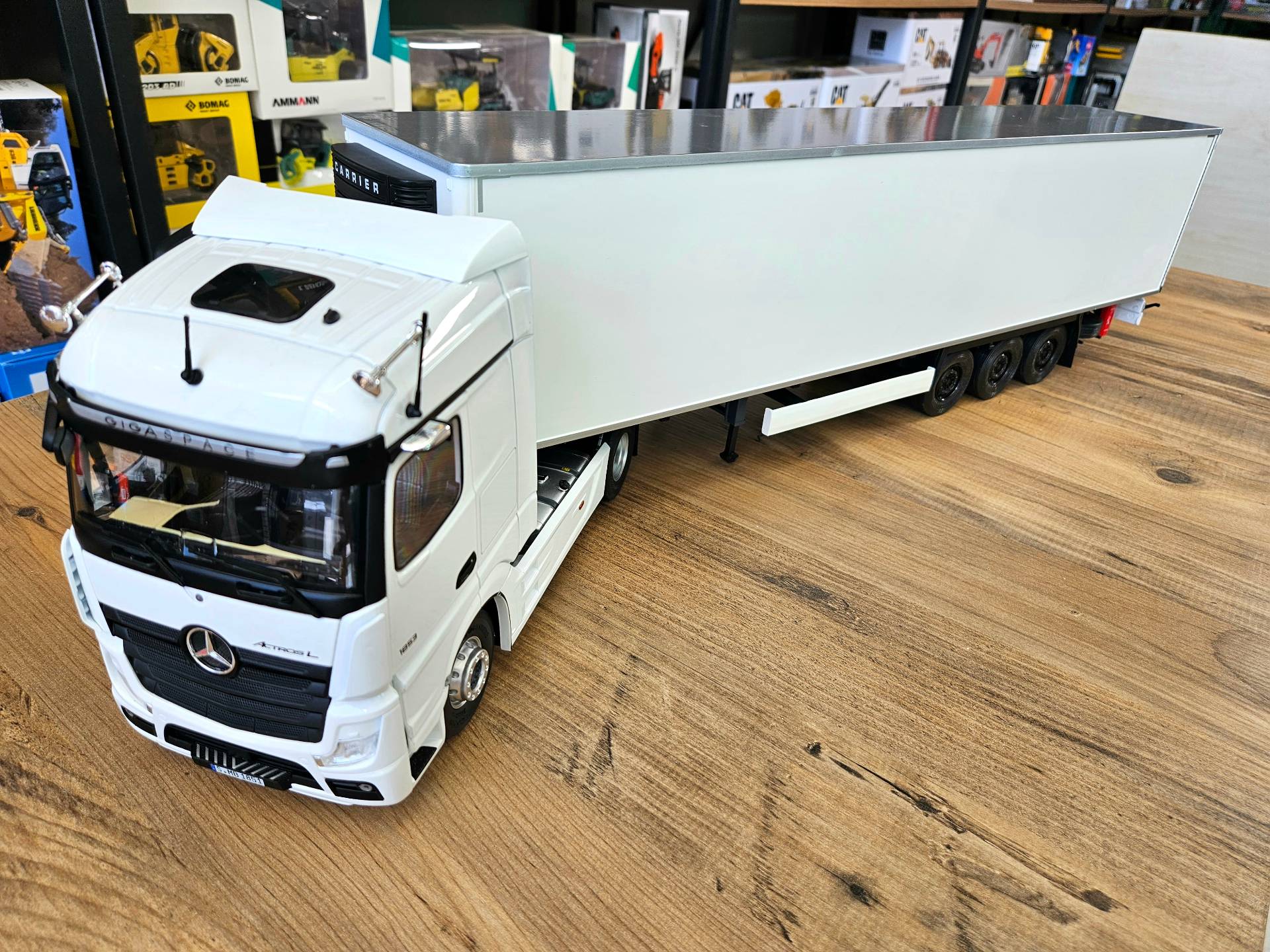 1/24 BEYAZ MERCEDES ACTROS MP5 1853 FRIGO DORSELİ TIR MAKETİ
