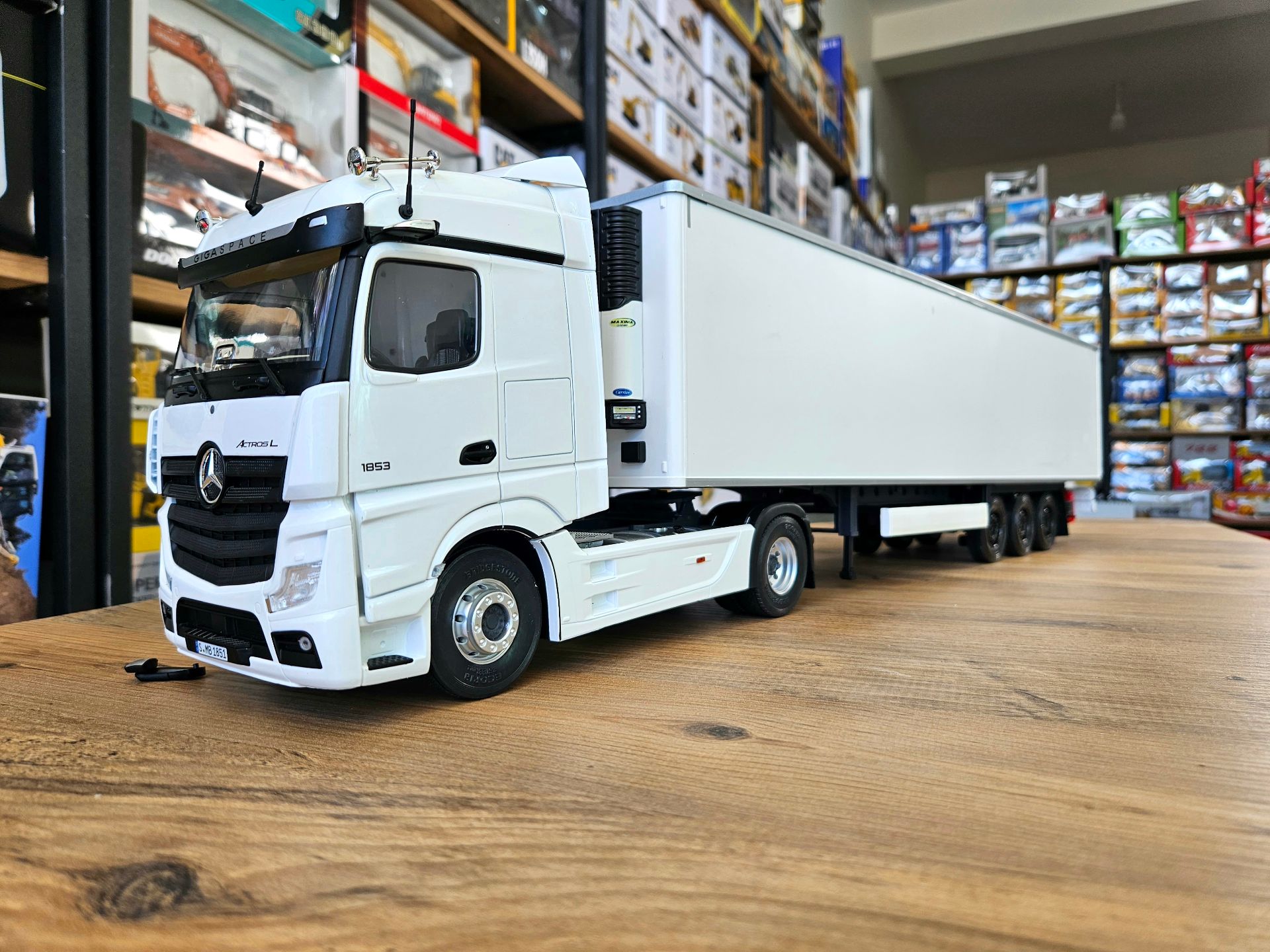 1/24 BEYAZ MERCEDES ACTROS MP5 1853 FRIGO DORSELİ TIR MAKETİ