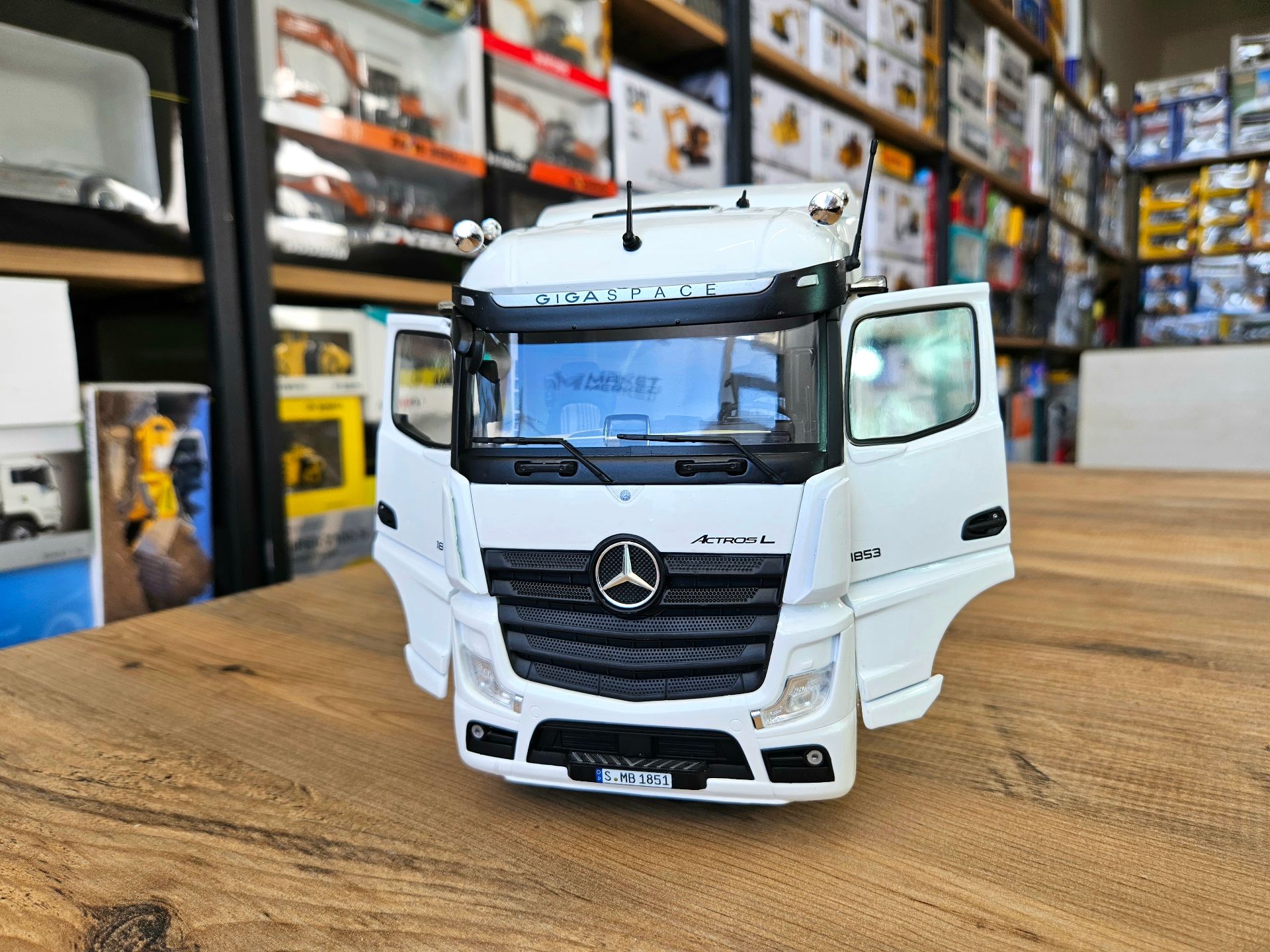 1/24 BEYAZ MERCEDES ACTROS MP5 1853 FRIGO DORSELİ TIR MAKETİ