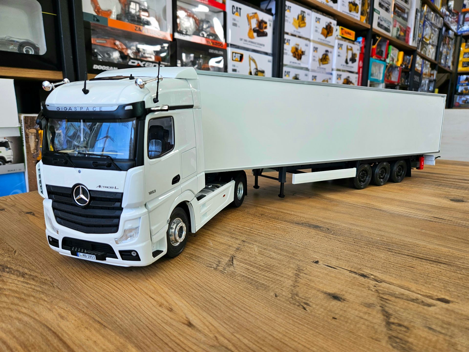 1/24 BEYAZ MERCEDES ACTROS MP5 1853 FRIGO DORSELİ TIR MAKETİ